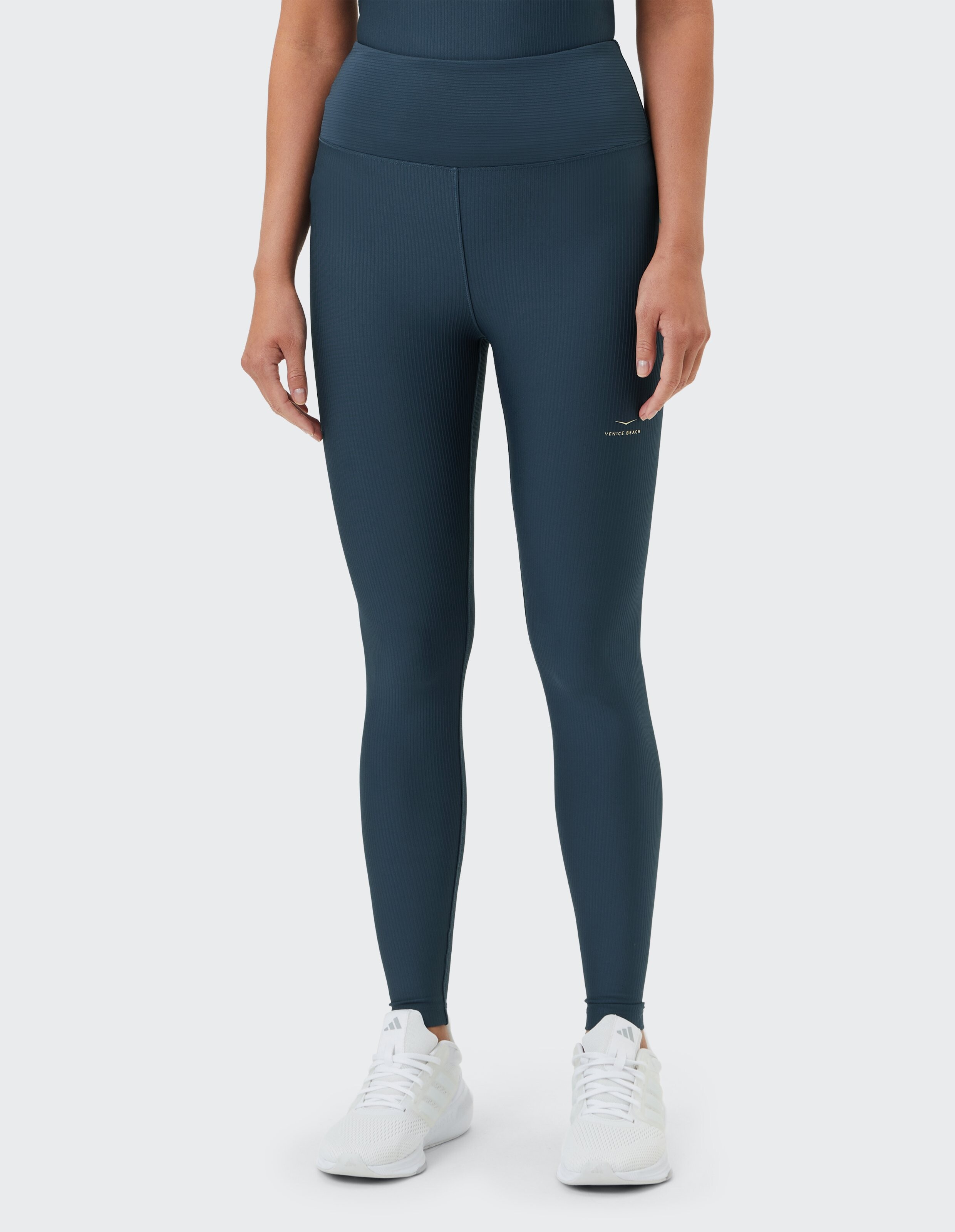 Gerippte Damenleggings in dunklem Blaugrün, perfekt für Freizeitkleidung und zum Faulenzen.