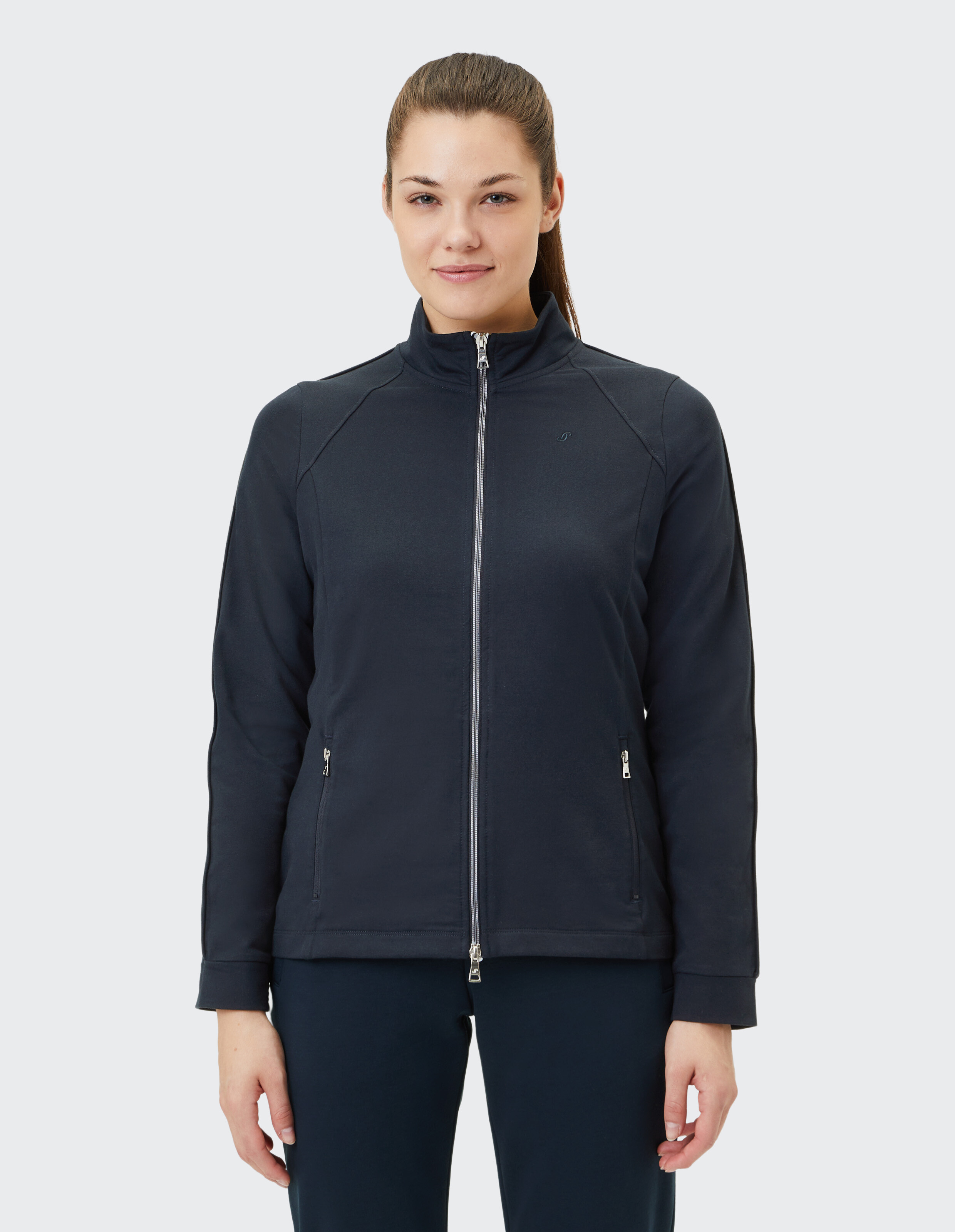 Dunkelblaue Jacke mit Stehkragen, Reißverschluss und zwei seitlichen Taschen, aus leichtem Stoff, schlichtes und modernes Design.