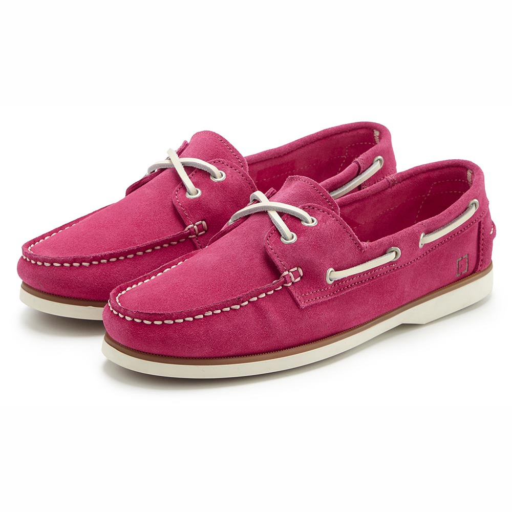 Hellrosa Wildleder-Bootsschuhe mit weißen Schnürsenkeln und lässigem Stil.