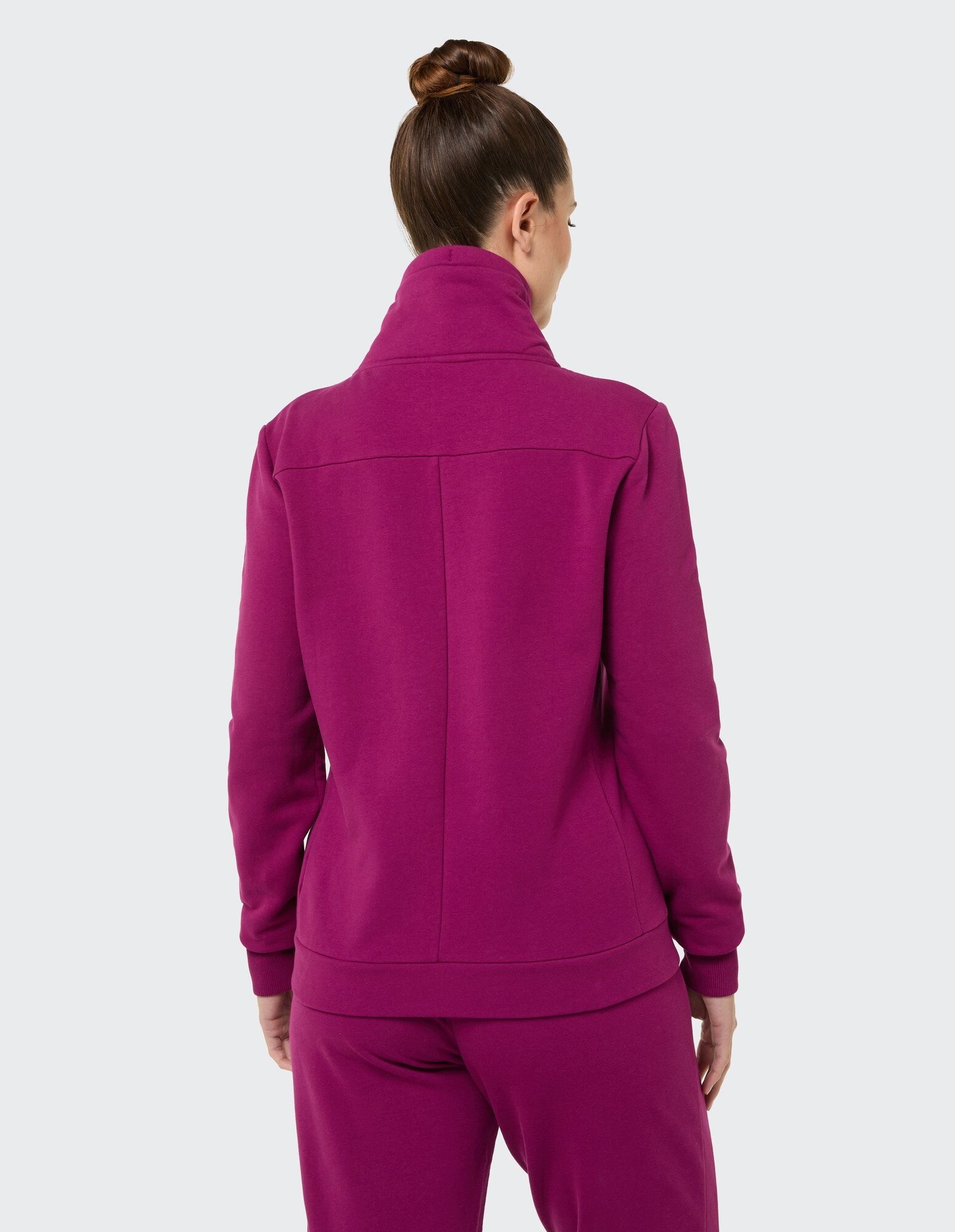 Rückansicht einer Frau in einem kuscheligen, lila Sweatshirt, perfekt für Freizeitkleidung.