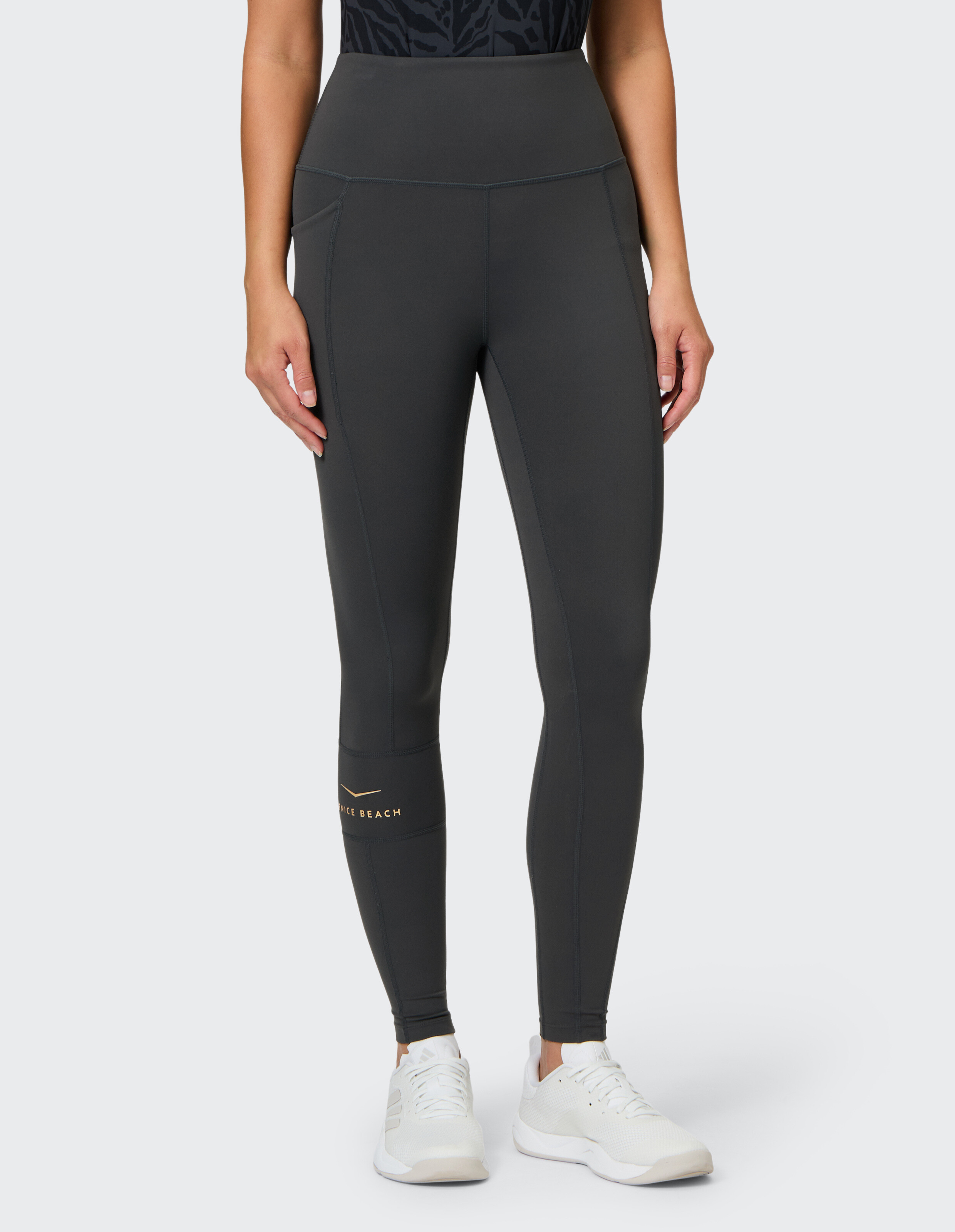 Frau trägt anthrazitfarbene ELBSAND-Leggings mit hohem Bund für einen lässigen, sportlichen Stil.