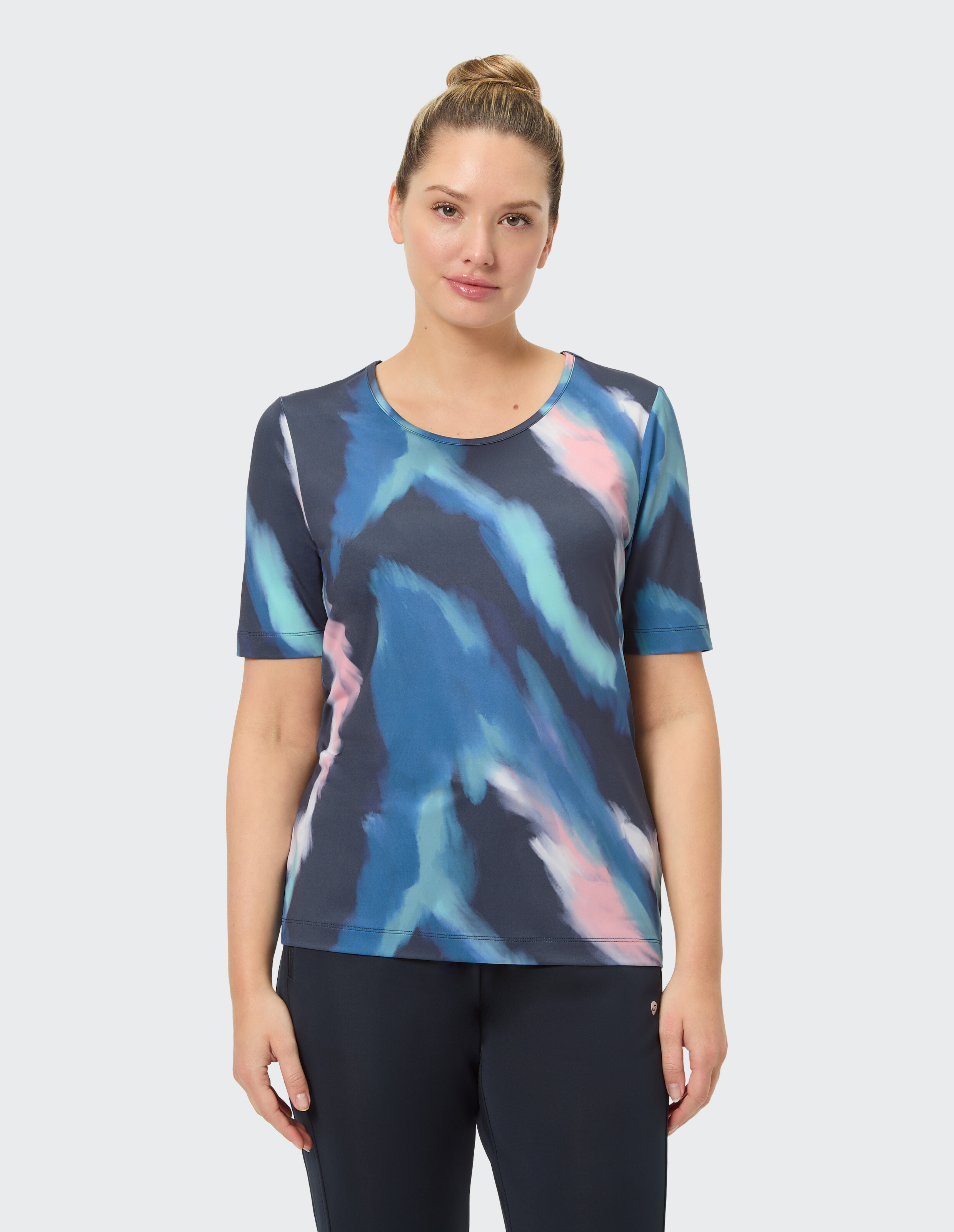 Lässiges Kurzarm-Top mit abstraktem Muster in Blau und Rosa, perfekt zum entspannten Tragen.