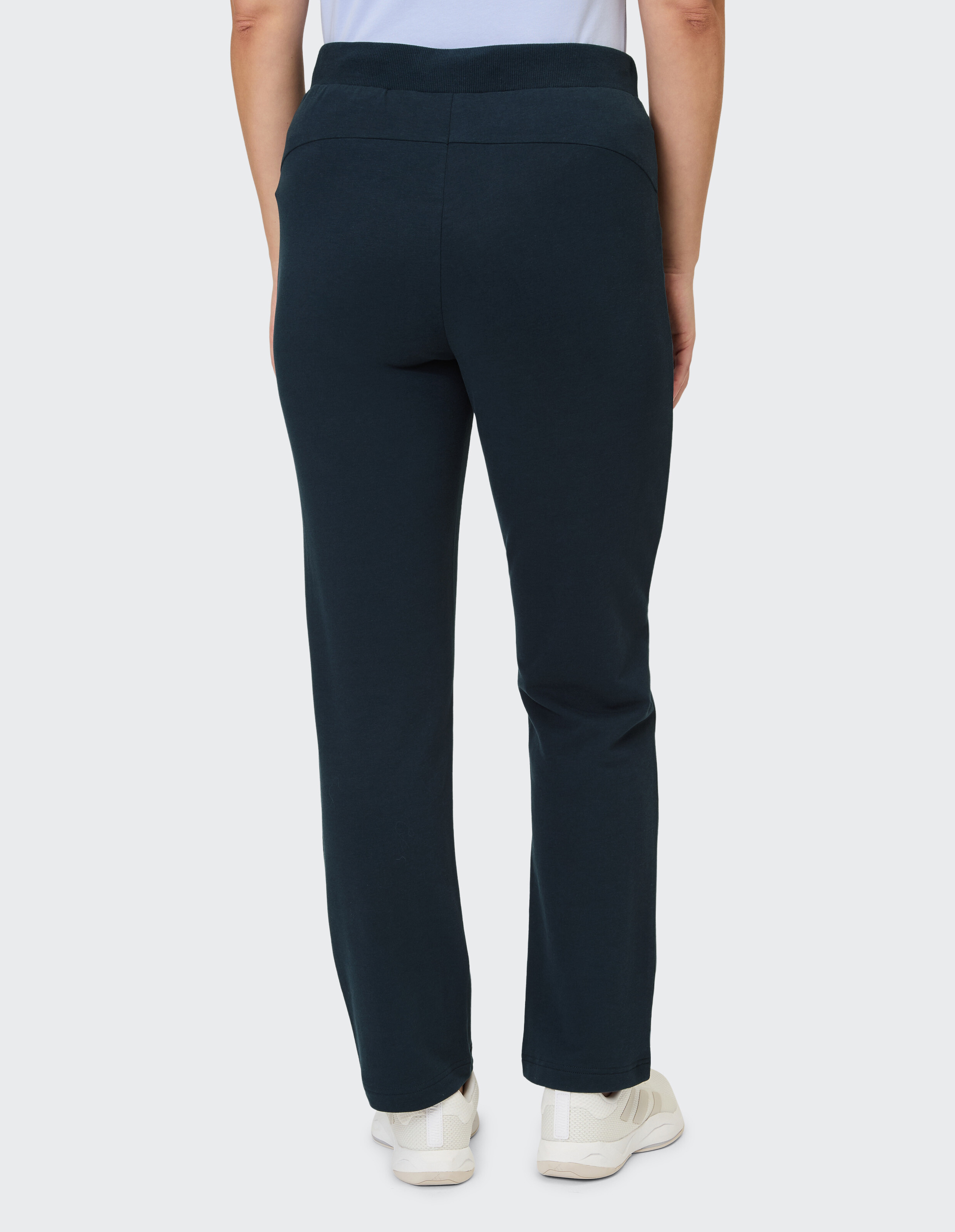 Rückansicht einer marineblauen Freizeithose mit bequemem Bund, perfekt zum Entspannen.