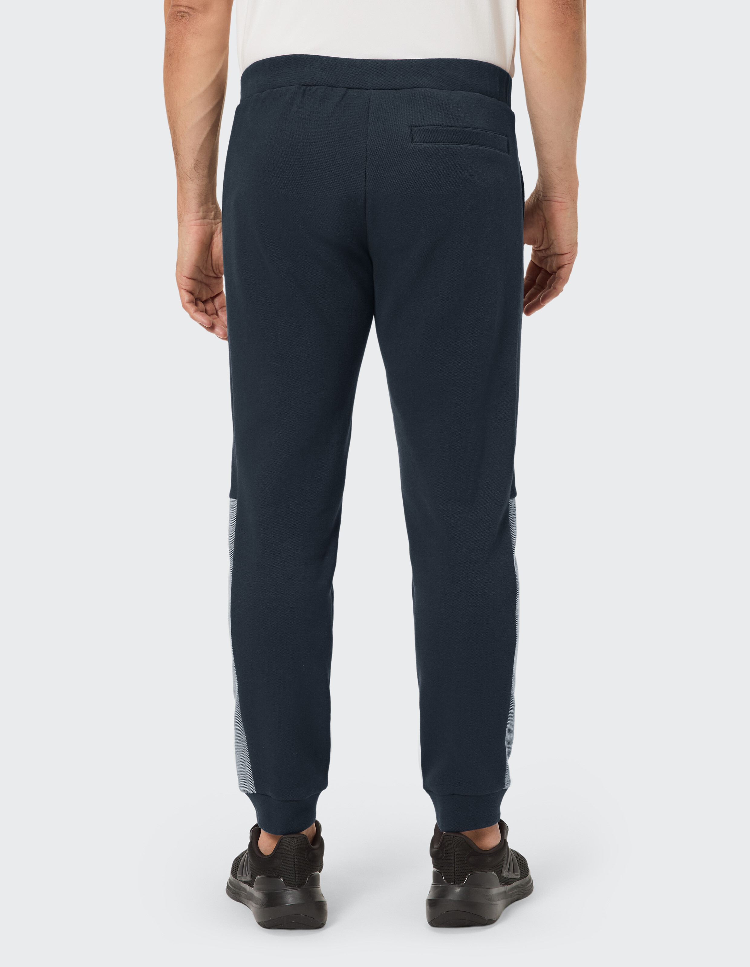 Marineblaue Herren-Jogginghose mit grauen Seiteneinsätzen, perfekt zum lässigen Faulenzen.