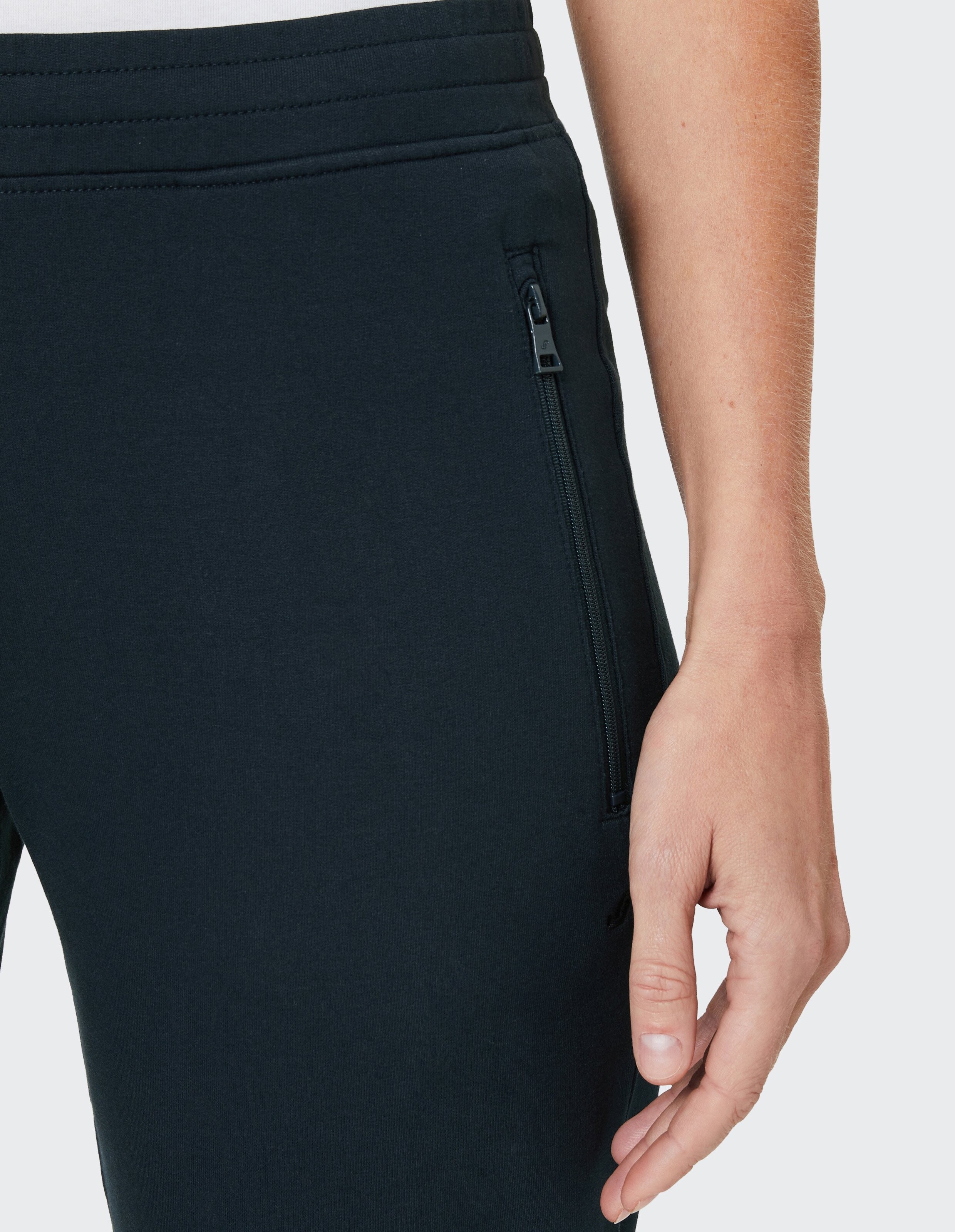 Schwarze Hose mit geradem Schnitt und elastischem Bund, ohne auffällige Details oder Taschen, frontal abgebildet.