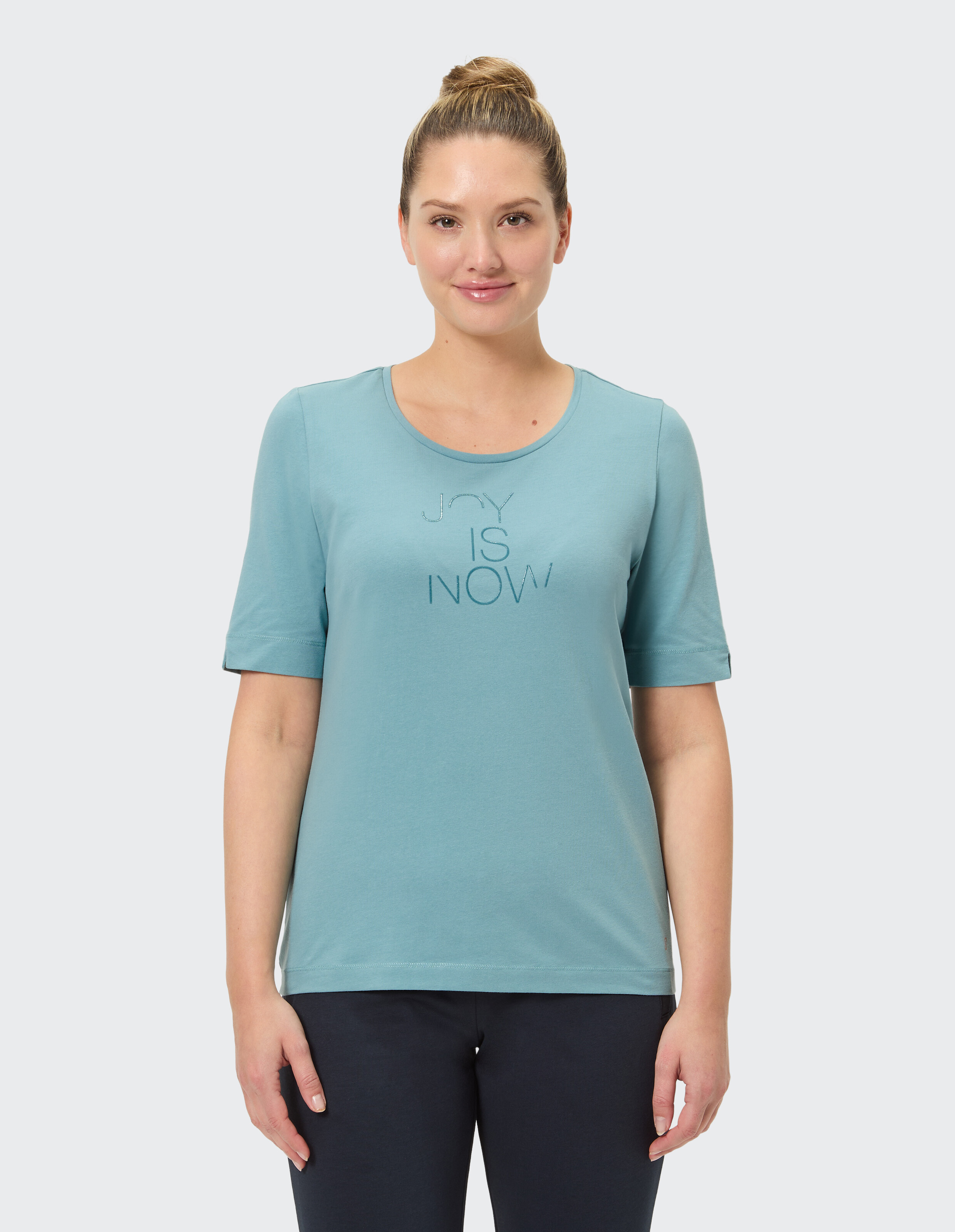 Hellblaues Freizeit-T-Shirt mit „JOY IS NOW“-Aufdruck, perfekt für entspannte Ausflüge.