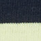 Nahaufnahme eines kuscheligen Strickstoffs in Marineblau und cremefarbenen Streifen.