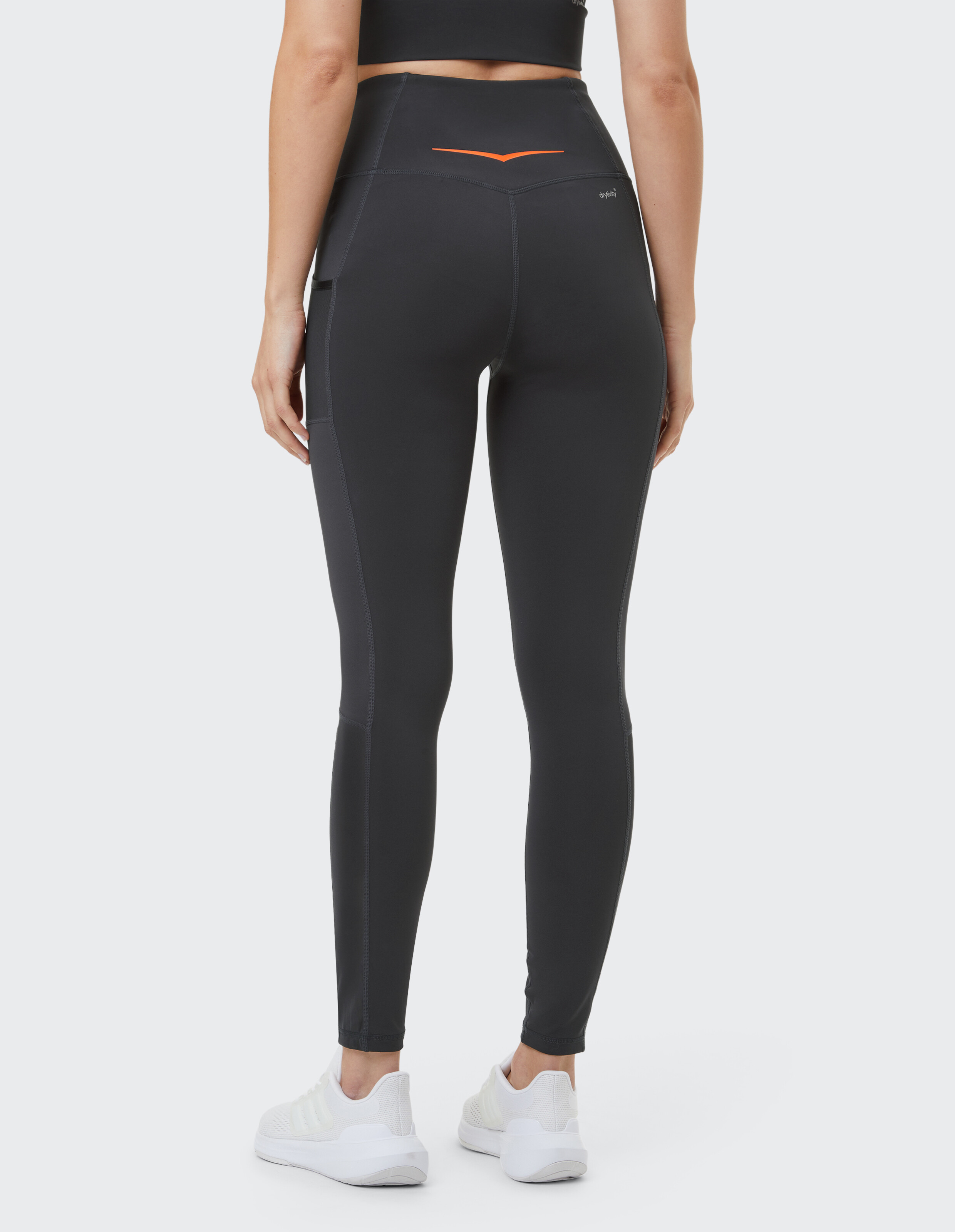 Rückansicht einer schwarzen Sportleggings mit hoher Taille und orangefarbenen Details für lässige Aktivkleidung.