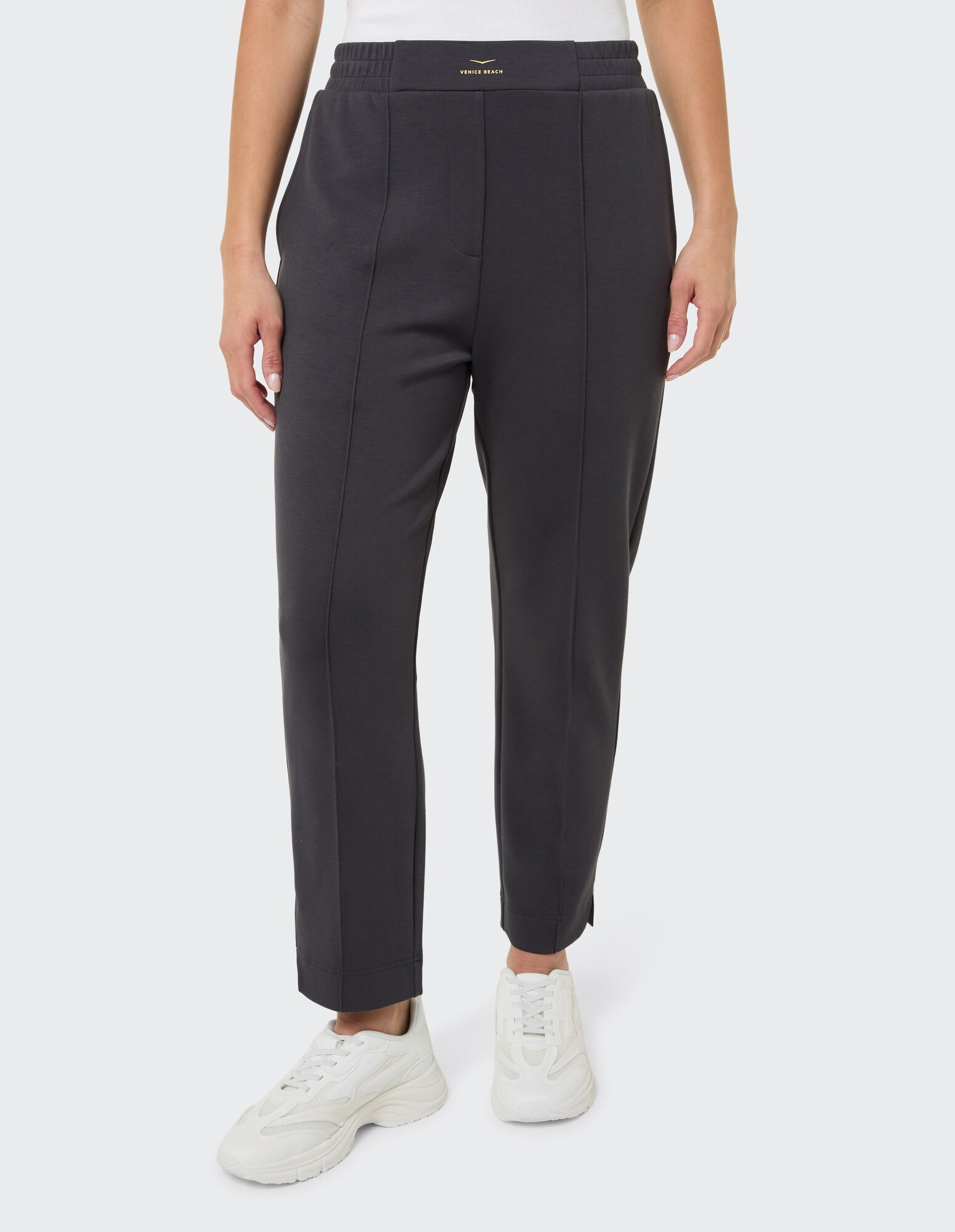 Bequeme dunkelgraue Freizeithose mit elastischem Bund und Seitennähten.