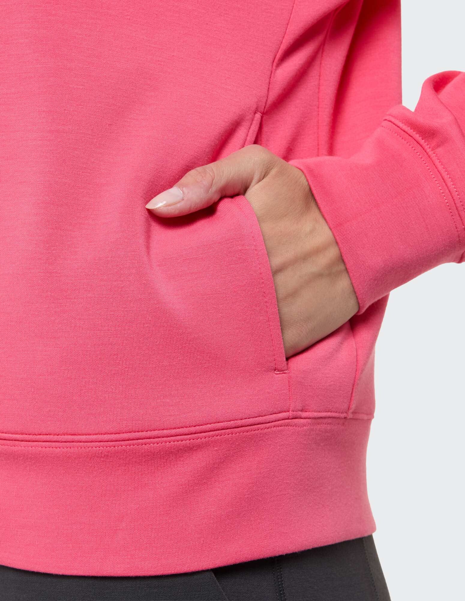 Nahaufnahme eines rosa lässigen Sweatshirts mit Seitentasche und weichem Stoff.