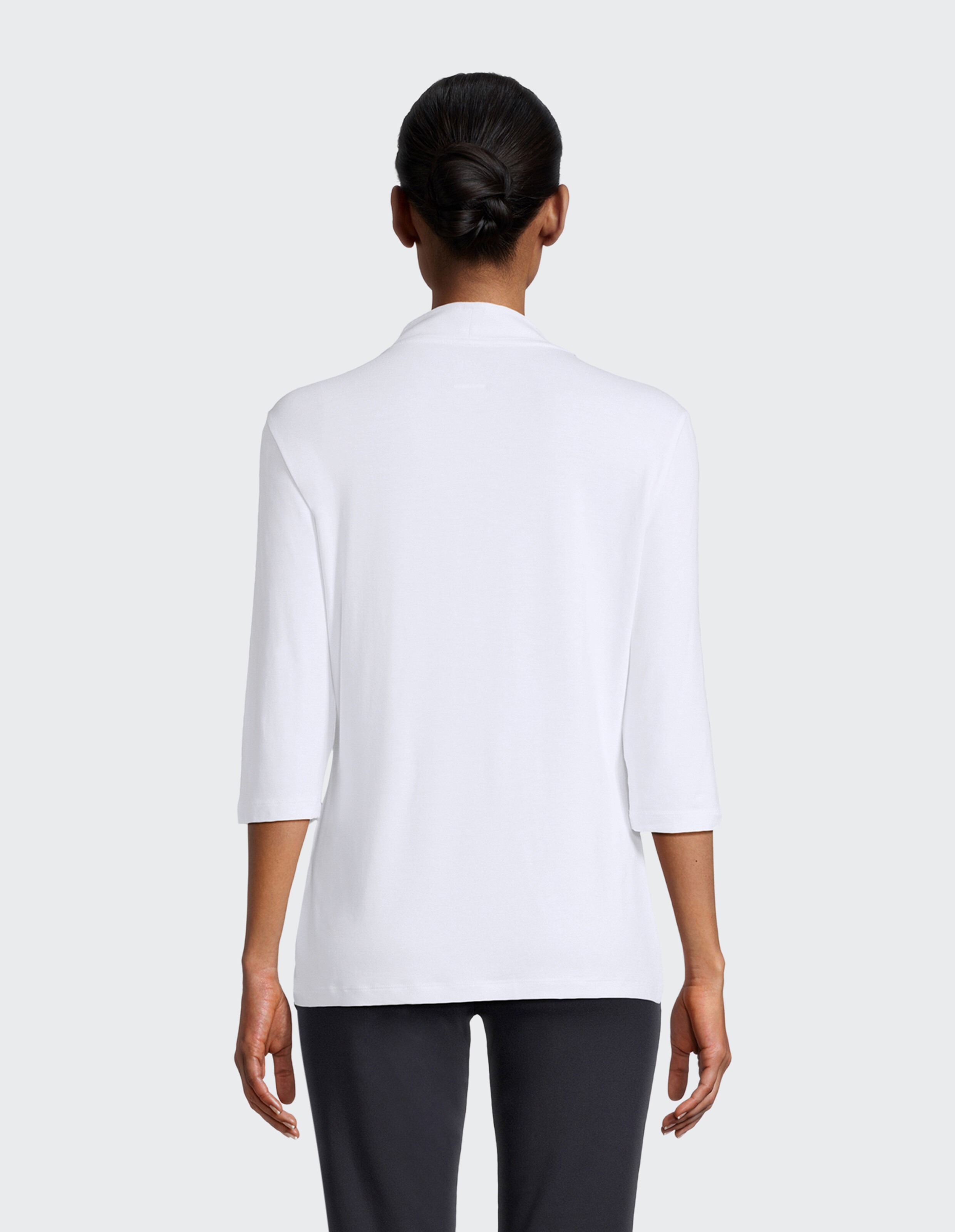 Eine weiße Damen-Bluse mit Stehkragen und 3/4-Ärmeln, die hinten getragen wird.