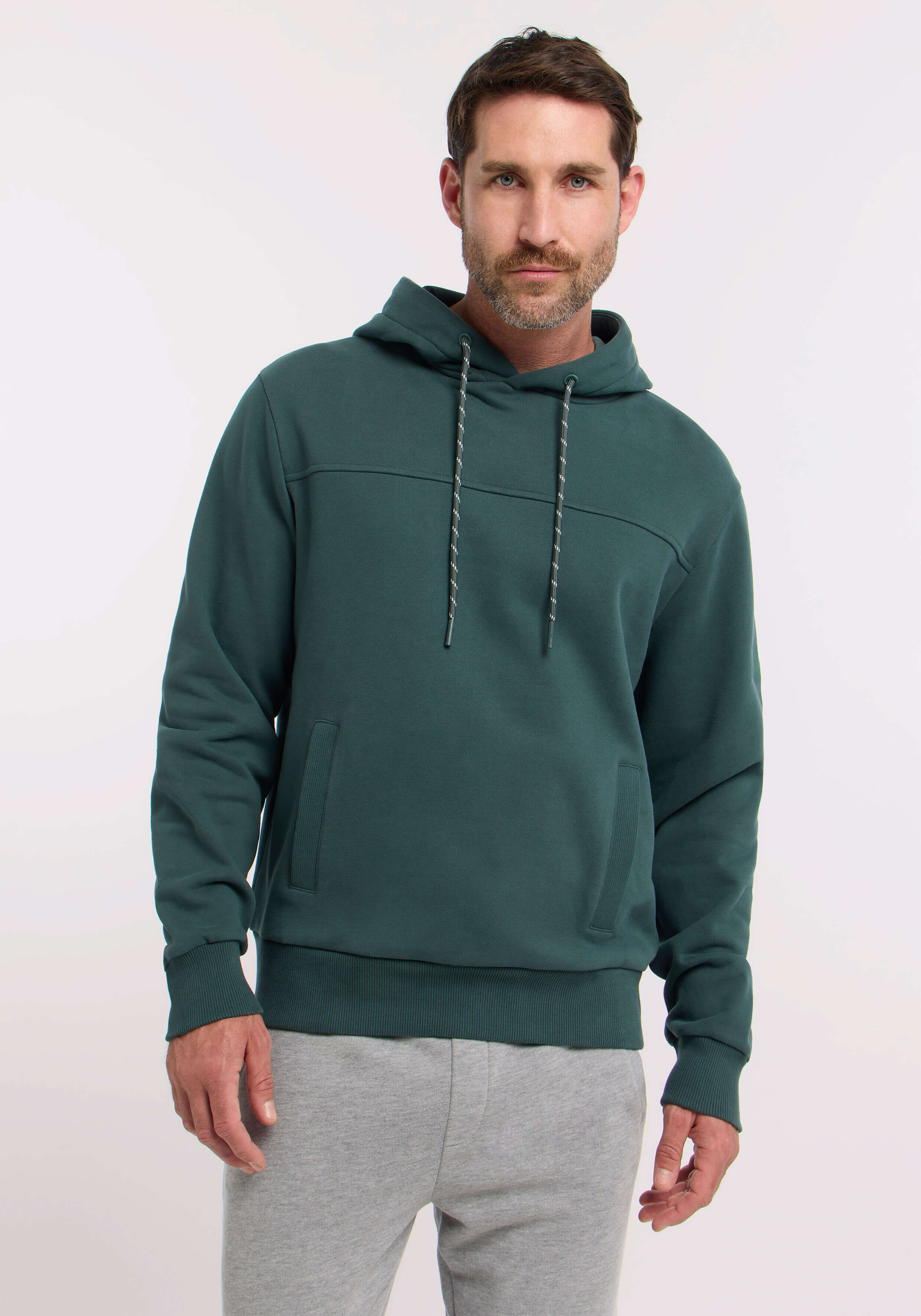 Dunkelgrüner Herren-Kapuzenpullover mit Kordelzug, perfekt für die Freizeit.