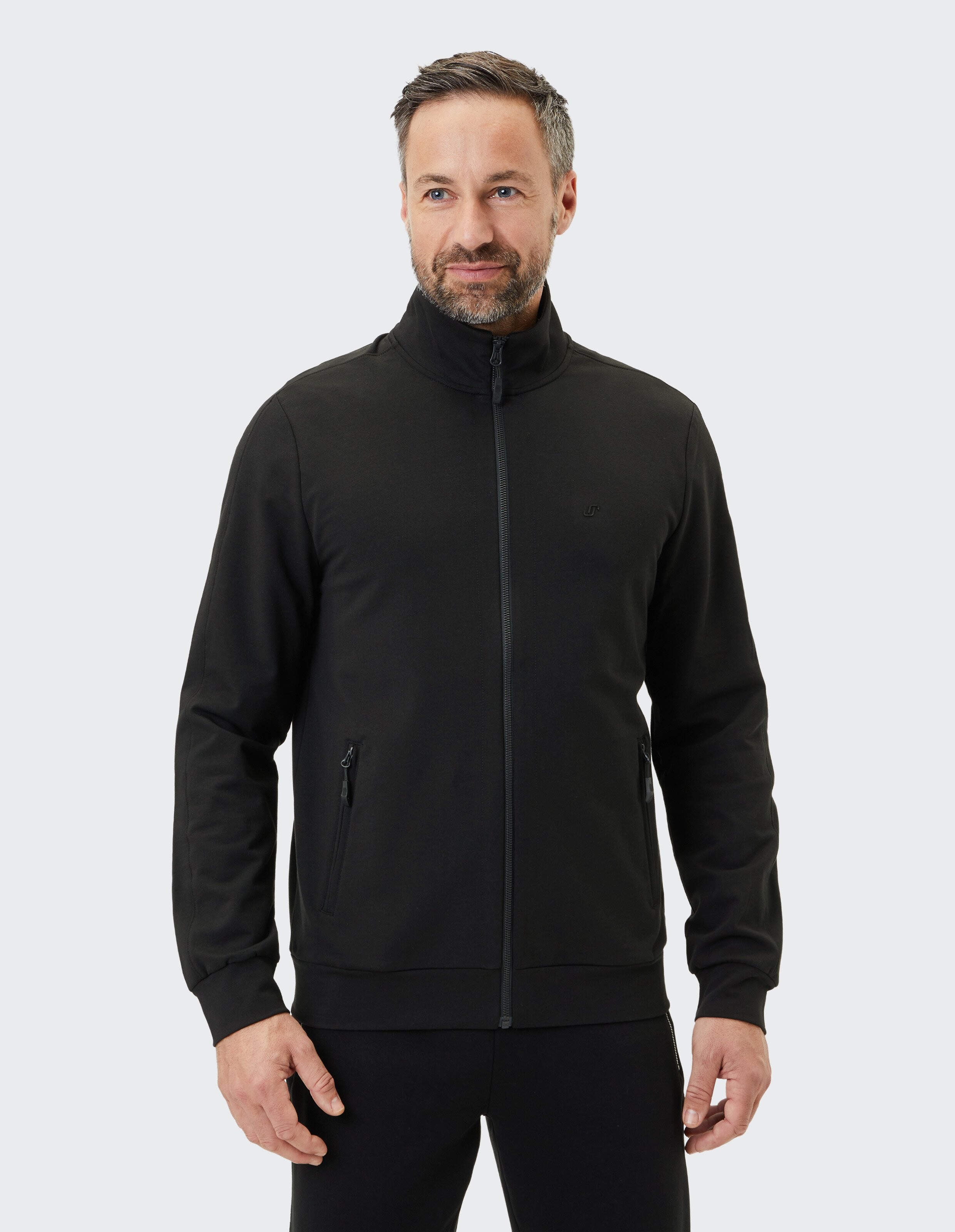 Schwarze Jacke mit Stehkragen, Frontreißverschluss und zwei Seitentaschen, schlichtes Design, ideal für kühle Tage.