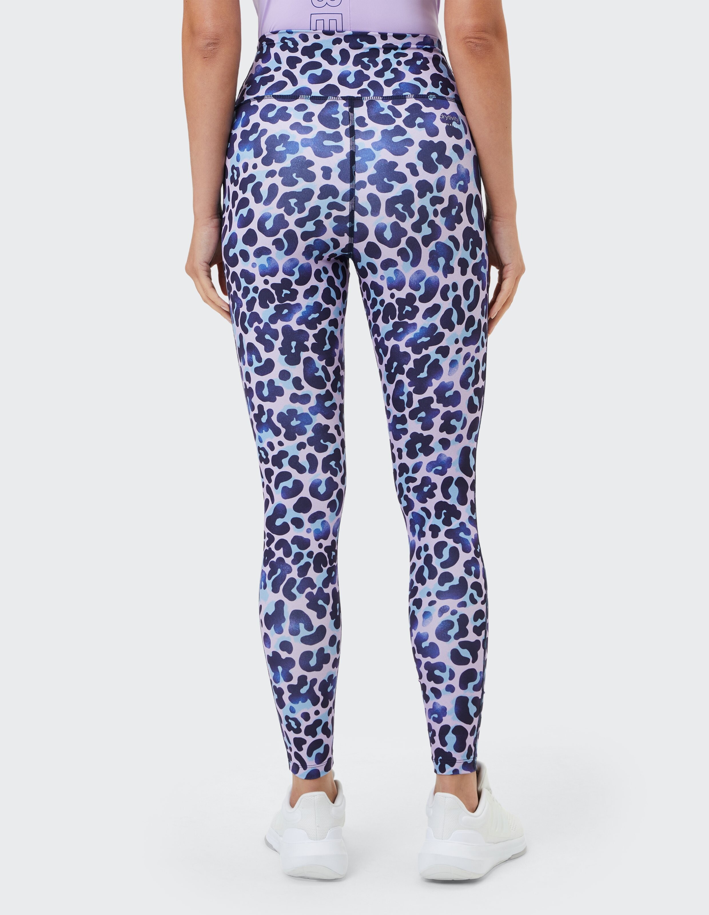 Rückansicht einer lila Damenleggings mit Leopardenmuster, perfekt für Freizeitkleidung.