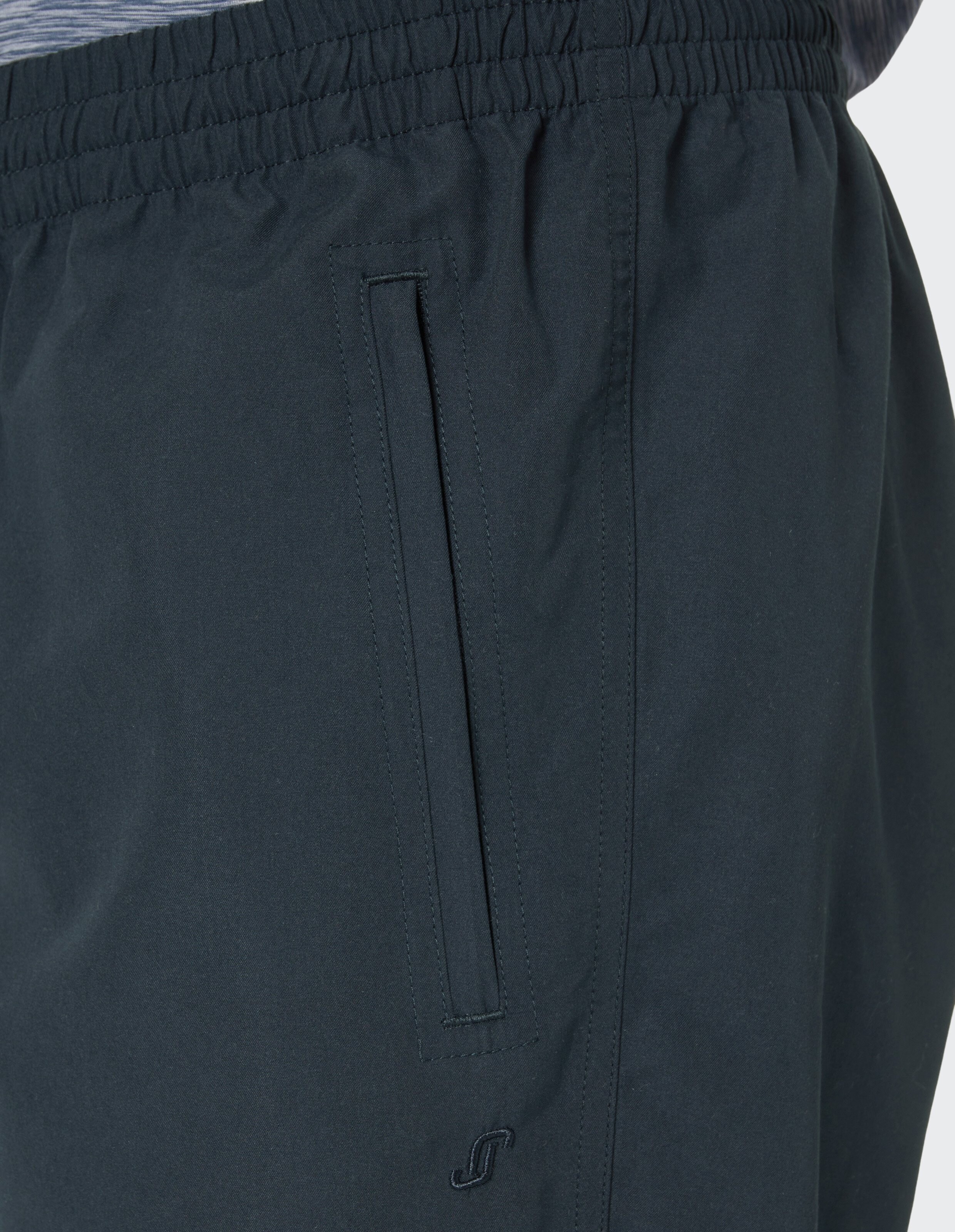 Dunkelgraue Hose mit elastischem Bund und seitlicher Tasche, ideal für Freizeit; Detailaufnahme der Textur und Naht.
