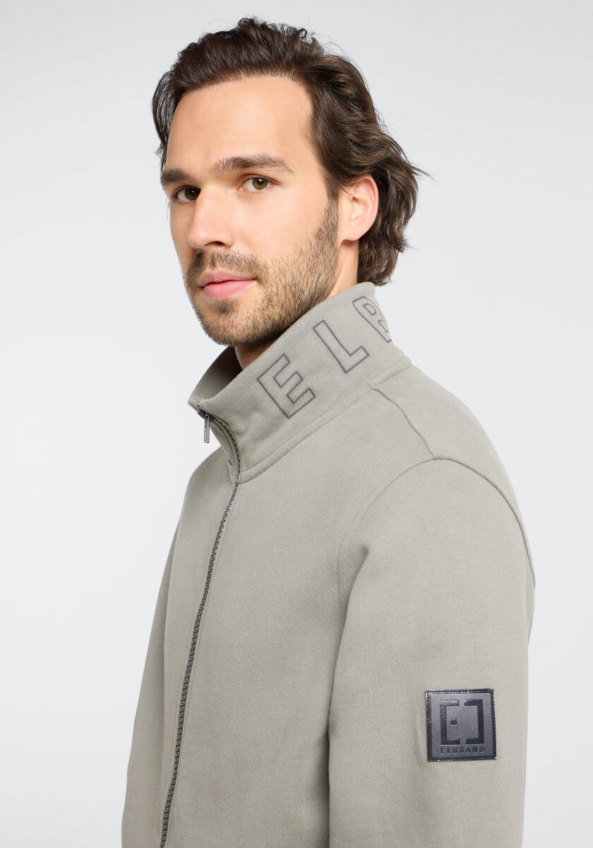 Gemütliche graue Herrenjacke mit Reißverschluss und ELBSAND-Logo, perfekt für den Freizeitgebrauch.