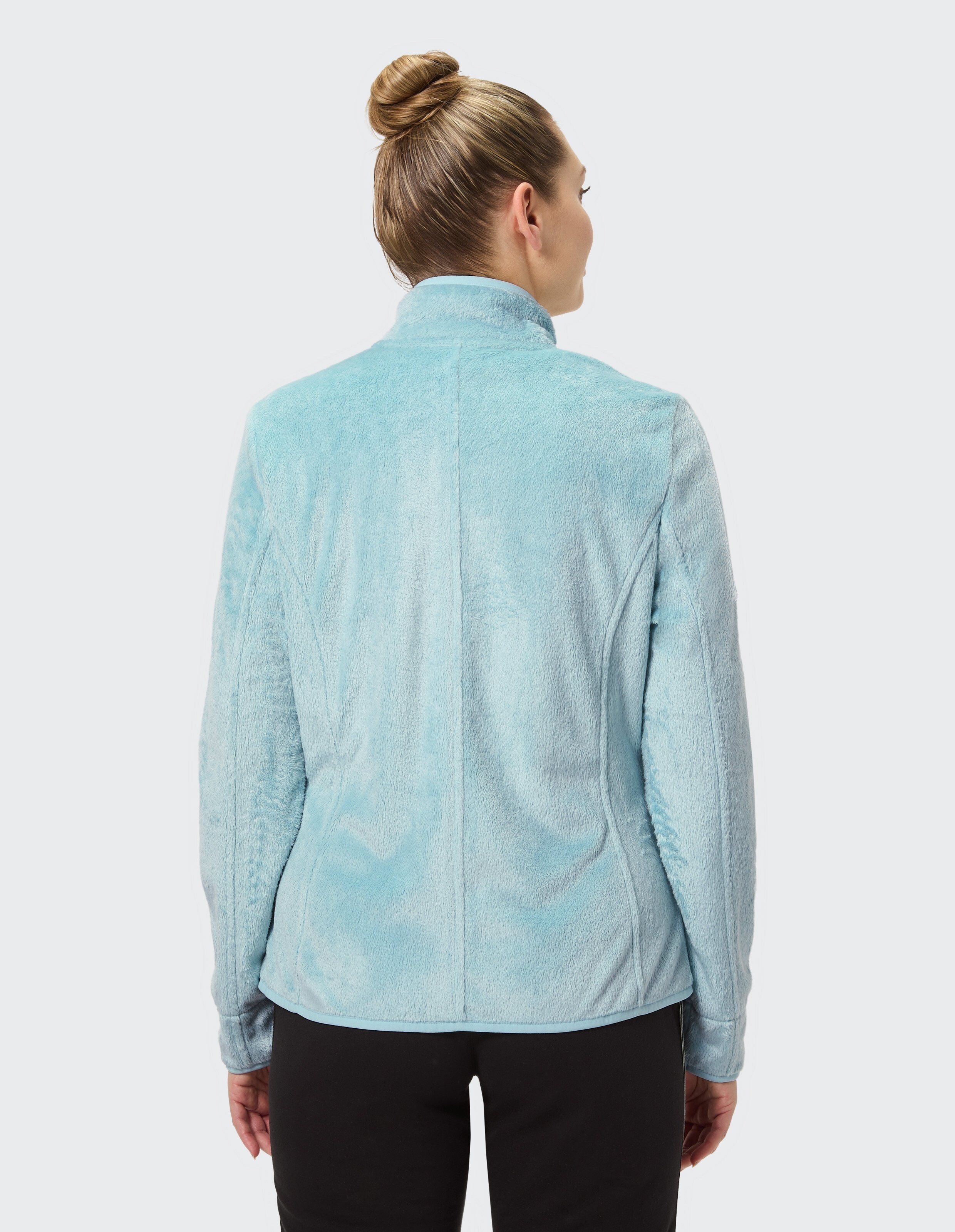 Rückansicht einer Frau in einer hellblauen Fleecejacke, perfekt für Freizeitkleidung.