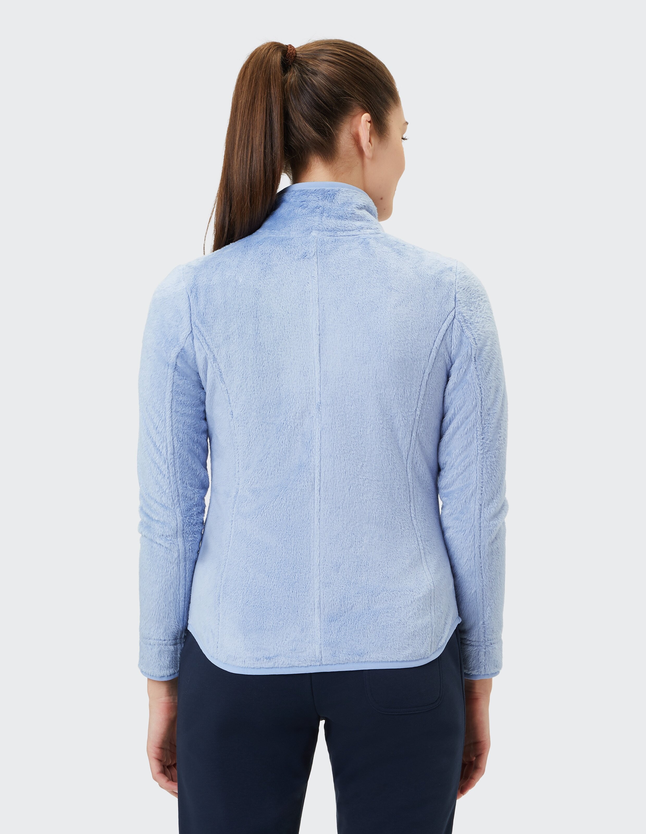 Rückansicht einer hellblauen, kuscheligen Jacke, perfekt für Freizeitkleidung.