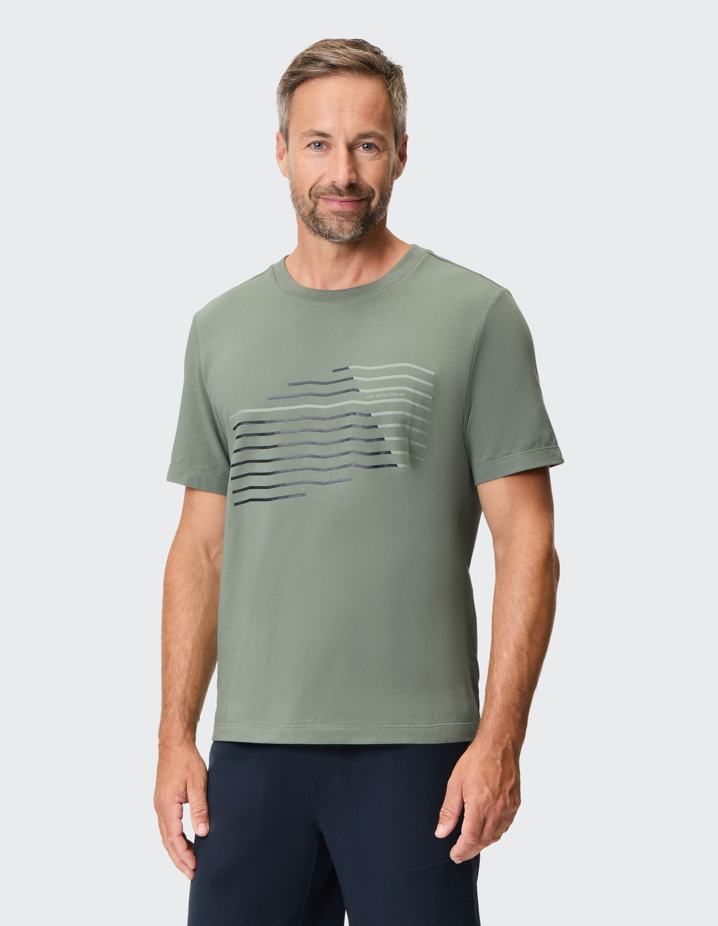 Lässiges olivgrünes Herren-T-Shirt mit gestreiftem Grafikdesign, perfekt für entspannte Ausflüge.
