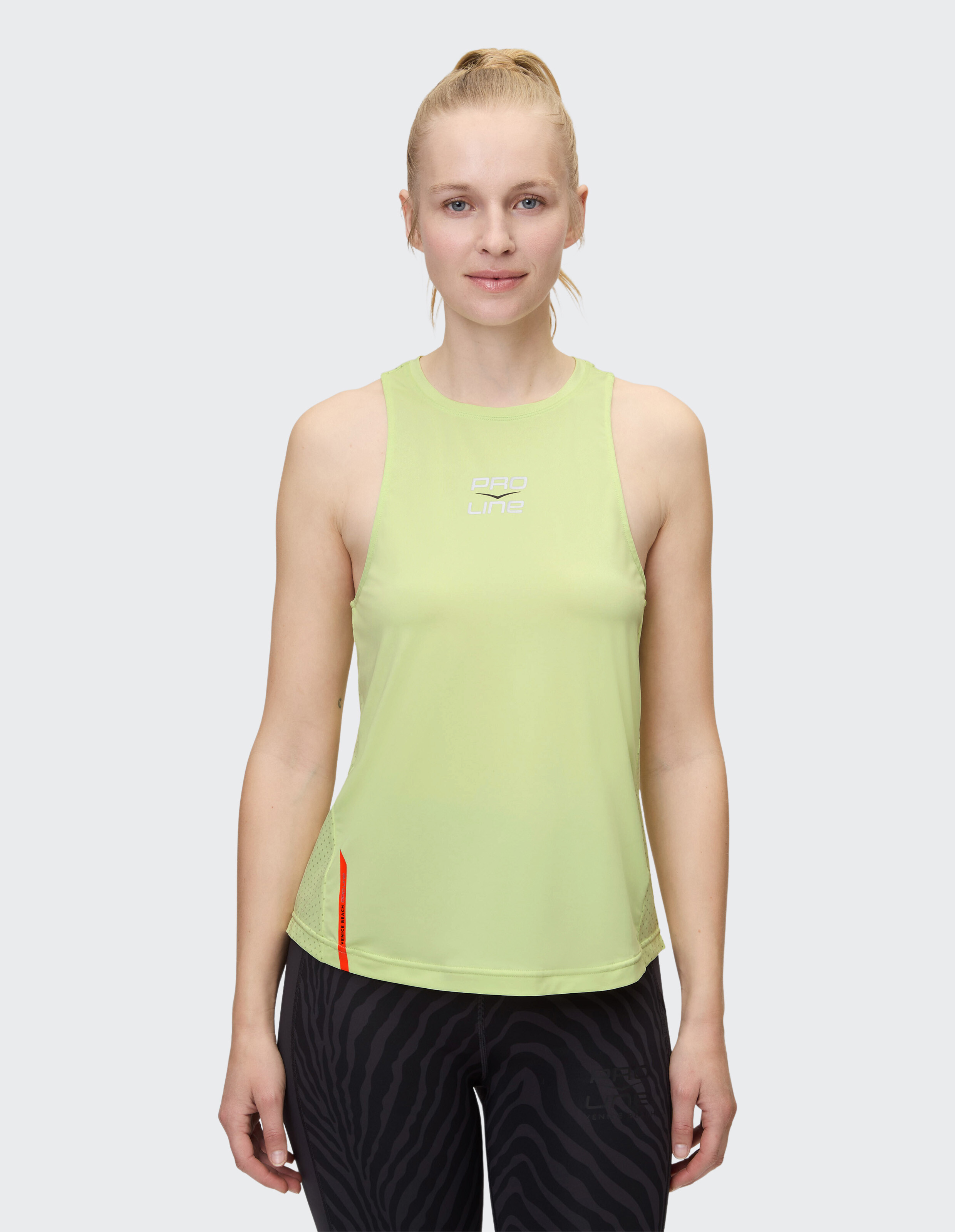 Hellgrünes ärmelloses Top mit Logo, perfekt für Freizeitkleidung oder Workouts.