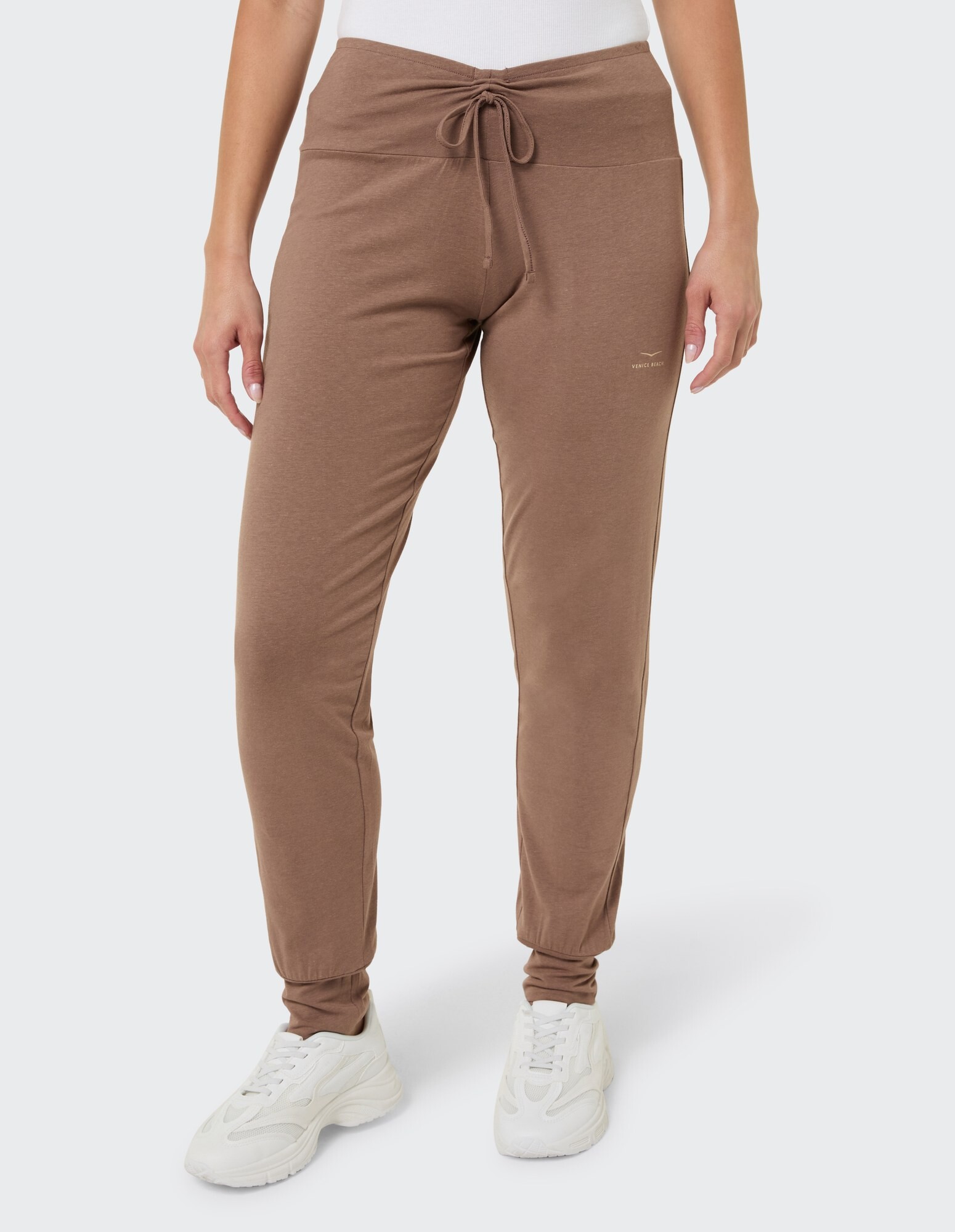 Braune Jogginghose mit Kordelzug in der Taille, für lässigen Komfort gestylt.