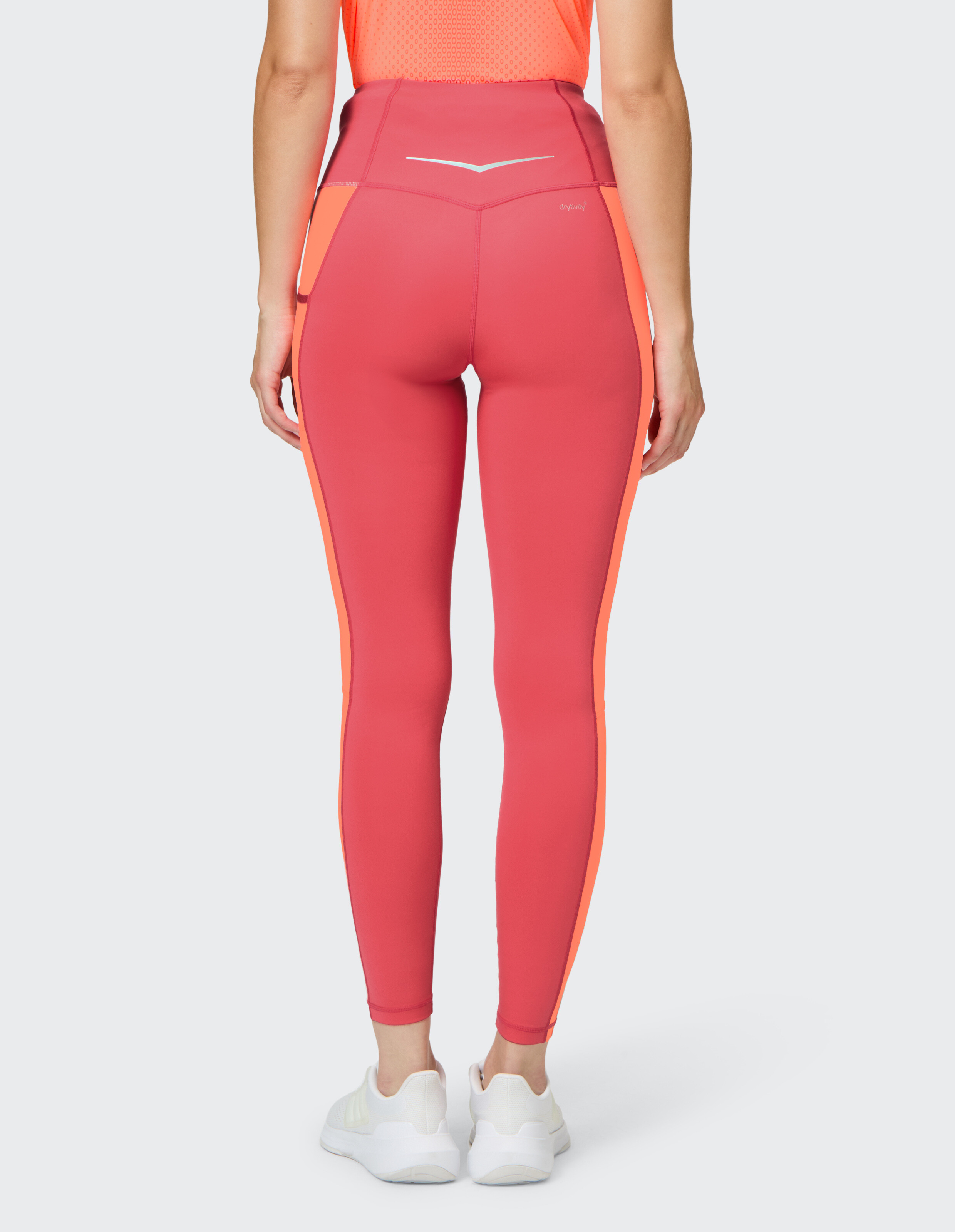 Rückansicht einer rosafarbenen Leggings mit hoher Taille und orangefarbenen Seiteneinsätzen für aktive Kleidung.