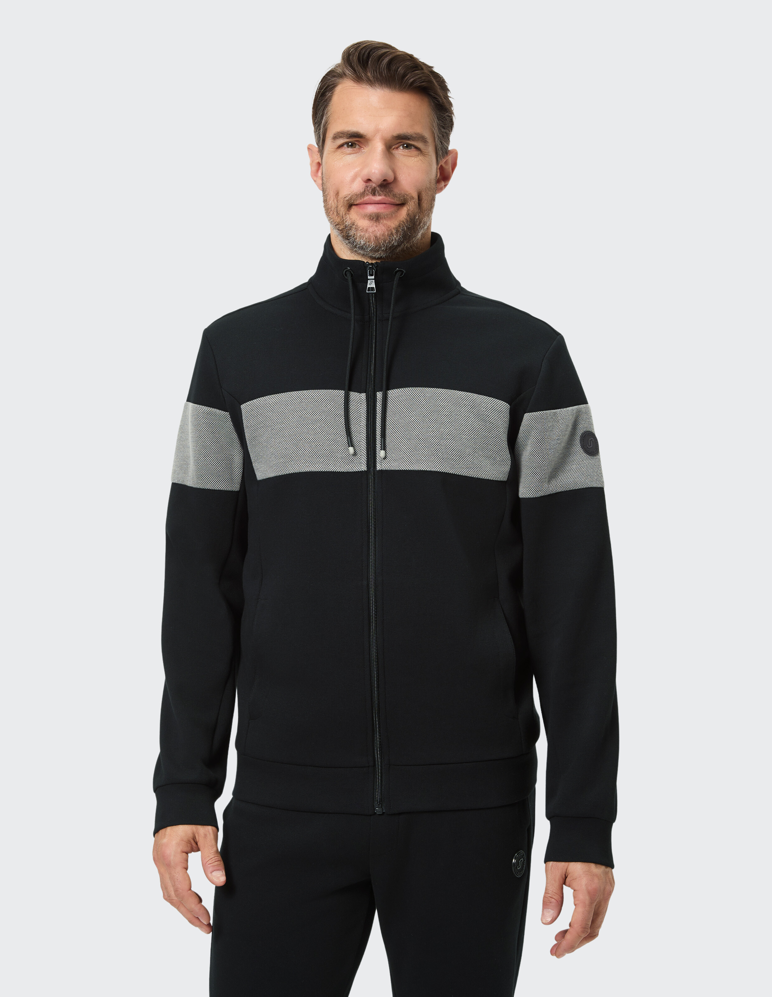 Schwarze Herrenjacke mit Reißverschluss und grauen Streifen, perfekt für die Freizeit.
