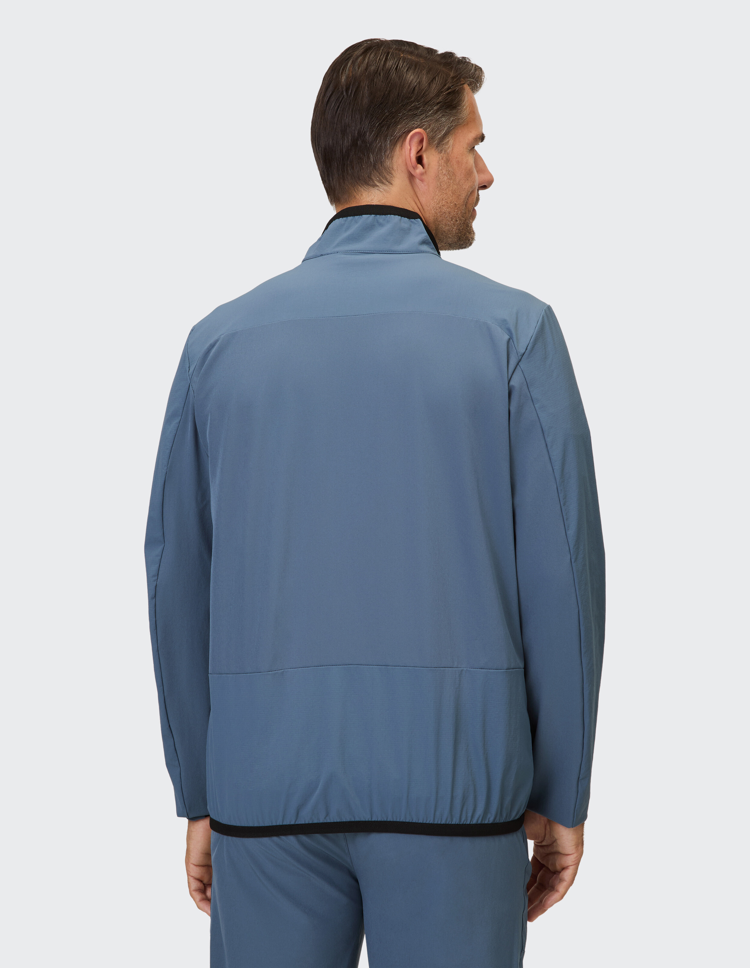 Blauer Trainingsanzug mit einem Hemd und Hose, mit schwarzem Band am Saum.