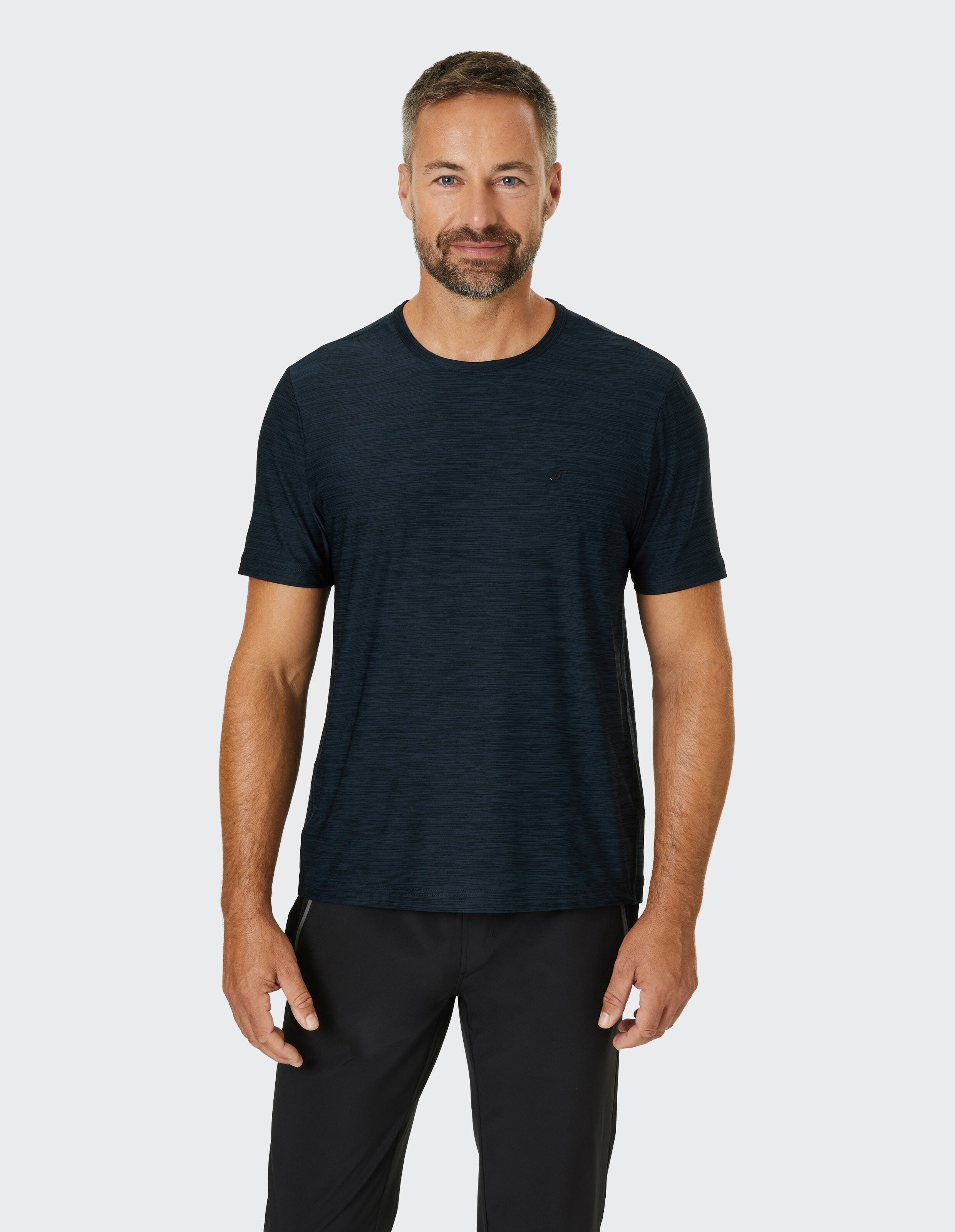 Dunkelblaues T-Shirt mit Rundhalsausschnitt und dezentem Logo, aus leicht meliertem Stoff, schlicht und sportlich im Design.