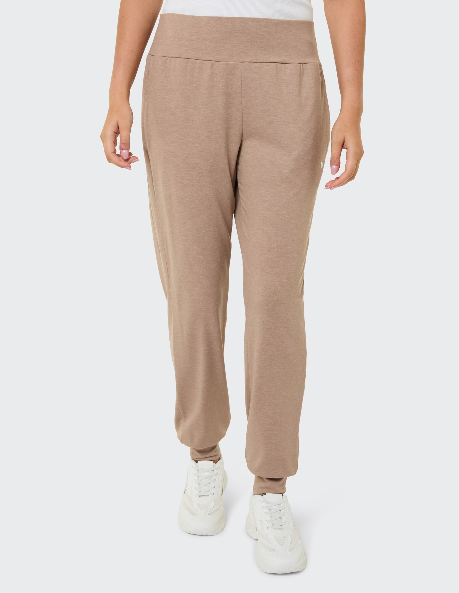 Gemütliche beige Jogginghose mit entspannter Passform, perfekt für Freizeitkleidung.