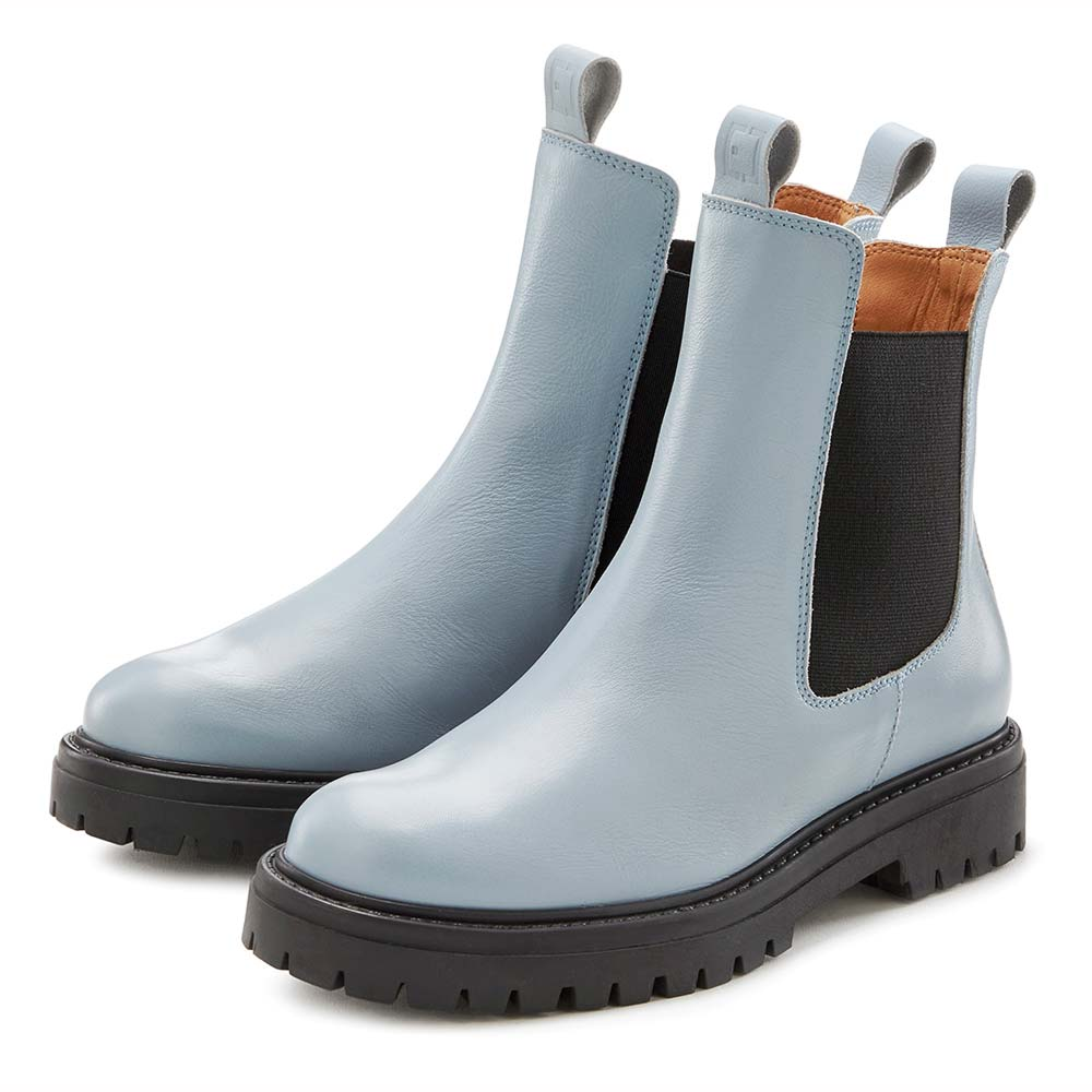 Hellblaue Chelsea-Stiefel aus Leder mit schwarzen elastischen Einsätzen und dicken Sohlen.
