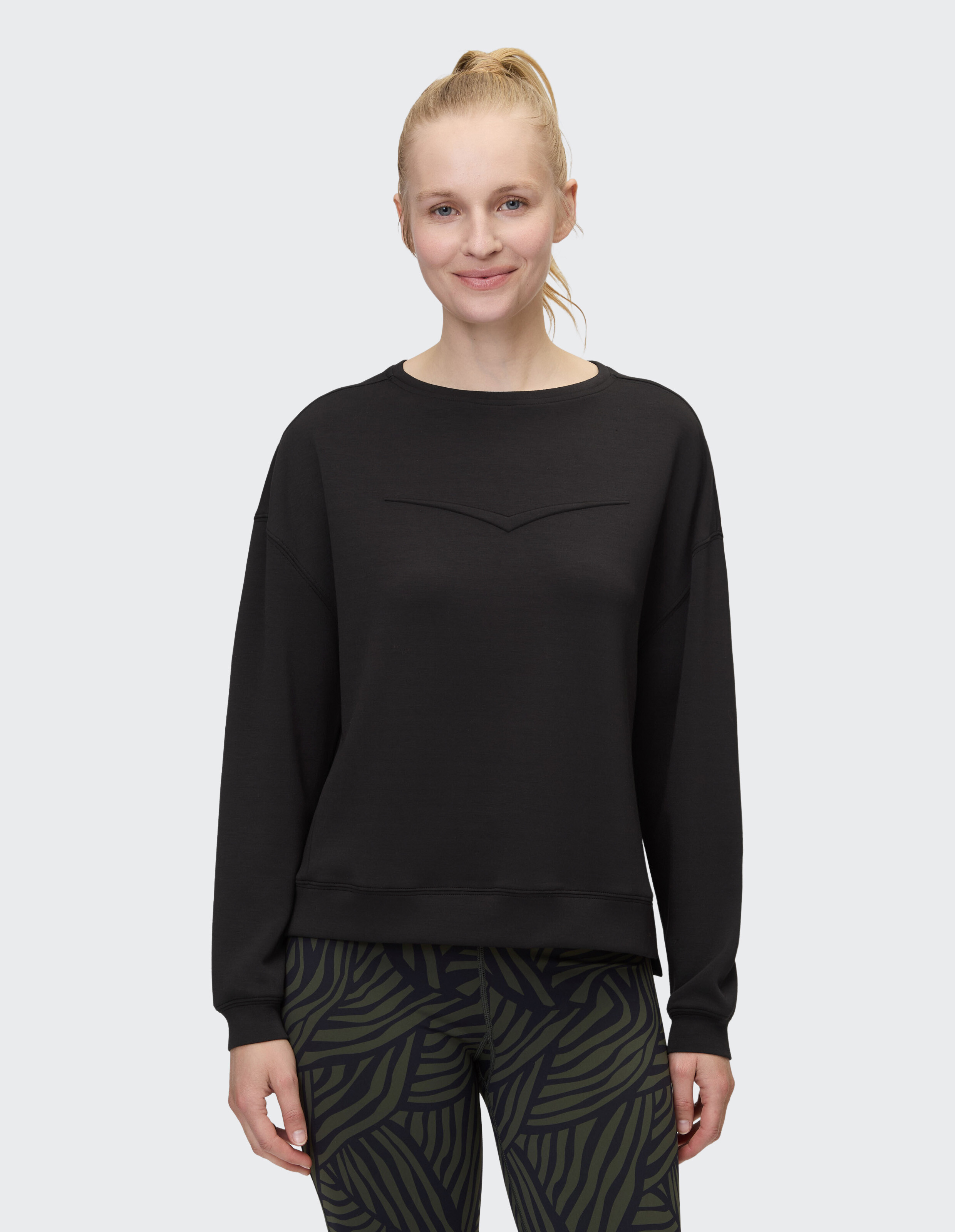 Frau trägt ein schwarzes April-Sweatshirt von Venice Beach für gemütliche, lässige Loungewear.