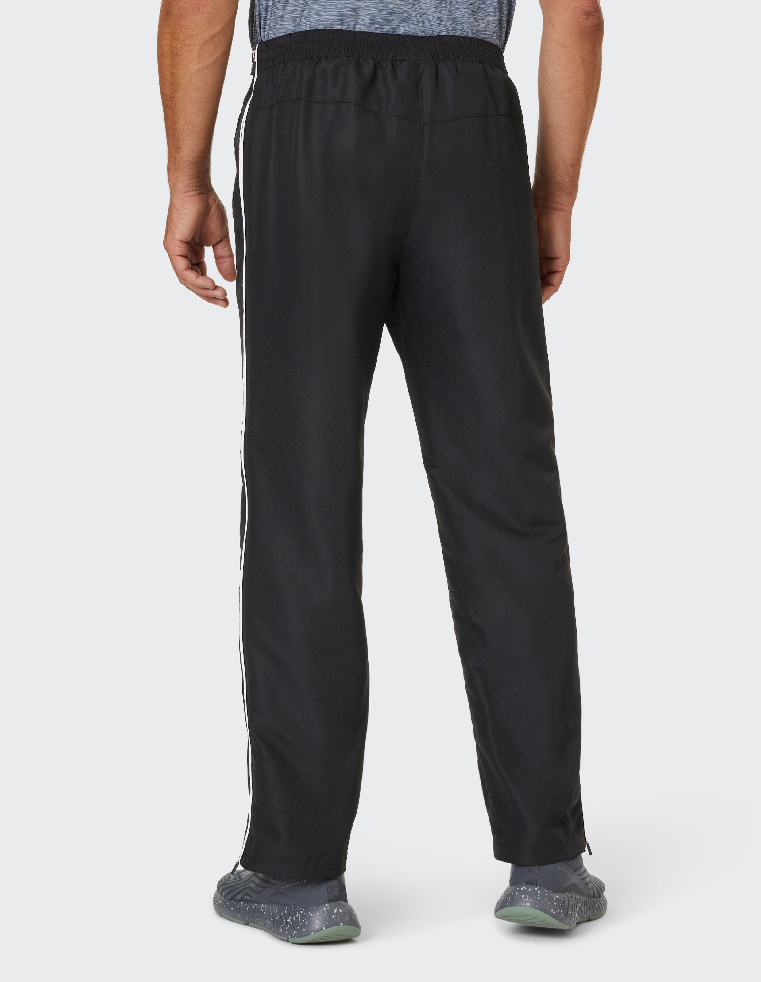 Schwarze, locker sitzende Hose mit elastischem Bund und seitlichen Taschen, ideal für Freizeit oder Sport.
