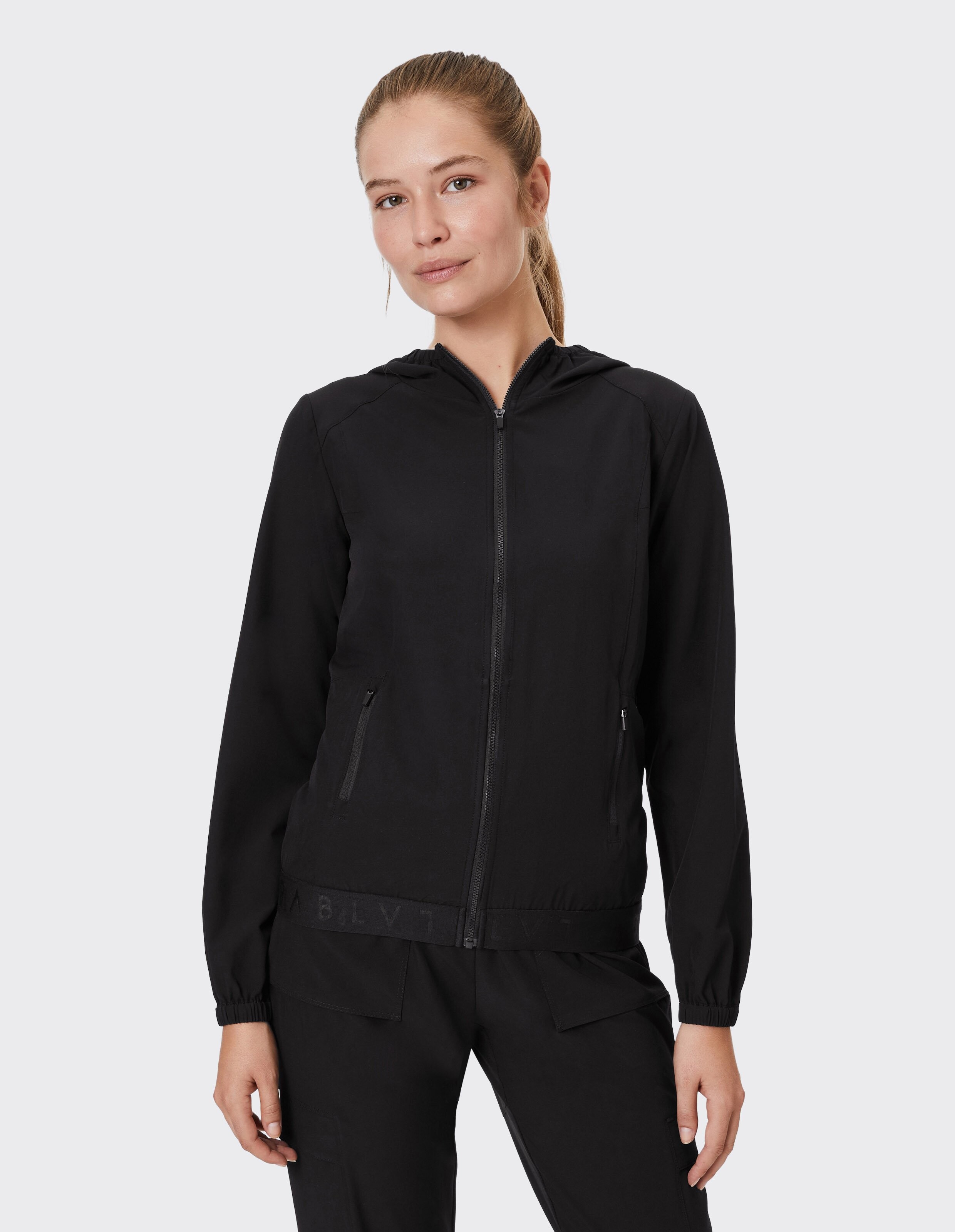 Schwarzer Kapuzenpullover mit Reißverschluss und entspannter Passform, perfekt für Freizeitkleidung.