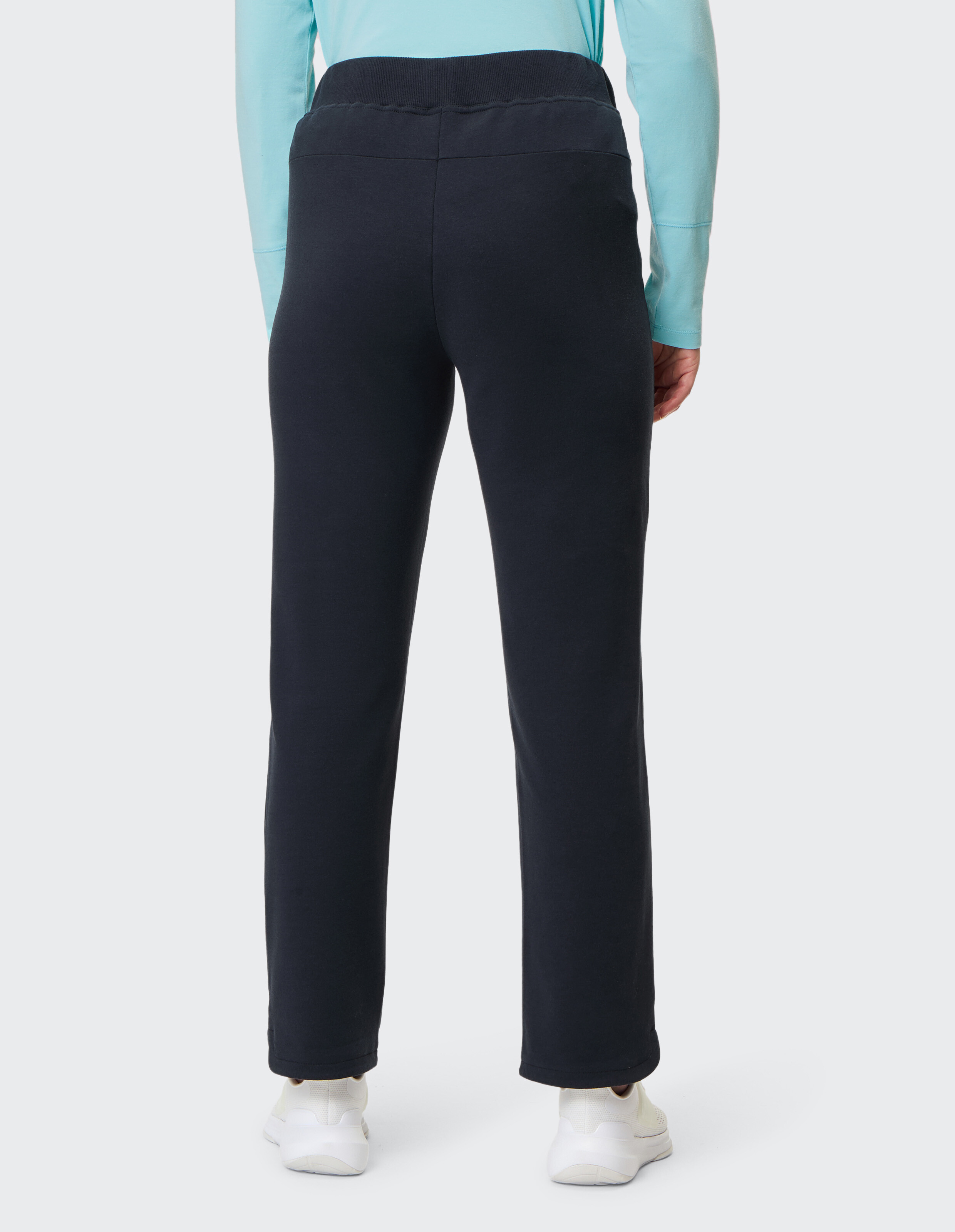 Rückansicht einer marineblauen Freizeithose mit bequemem Bund, ideal zum Entspannen.