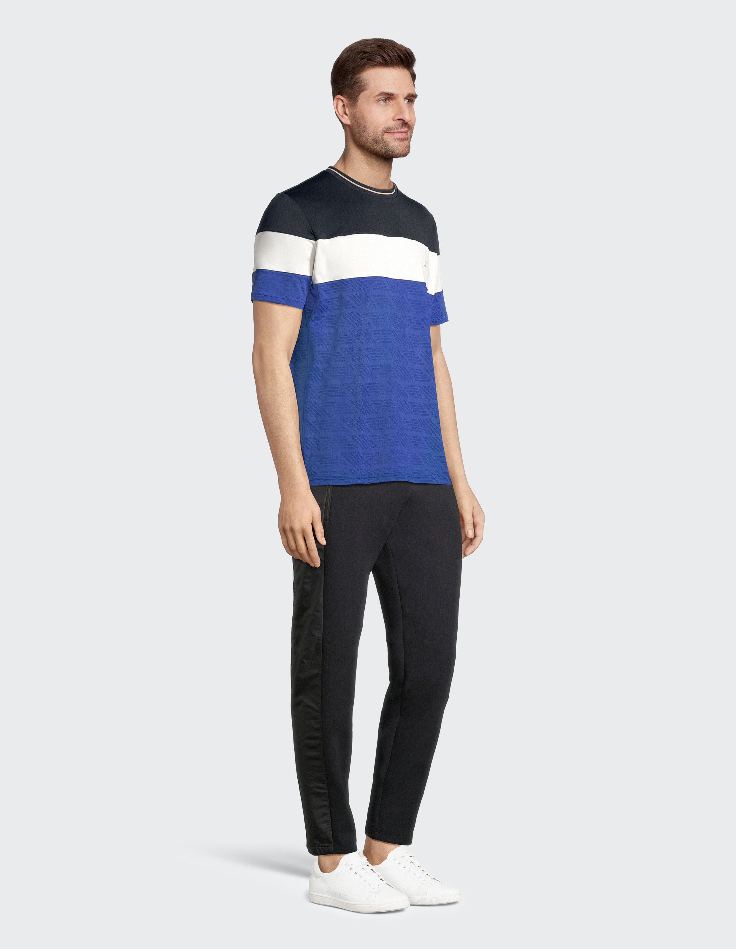 Kurzärmliges Shirt mit schwarzen, weißen und blauen horizontalen Streifen; blaues Teil mit dezentem Muster, Rundhalskragen.