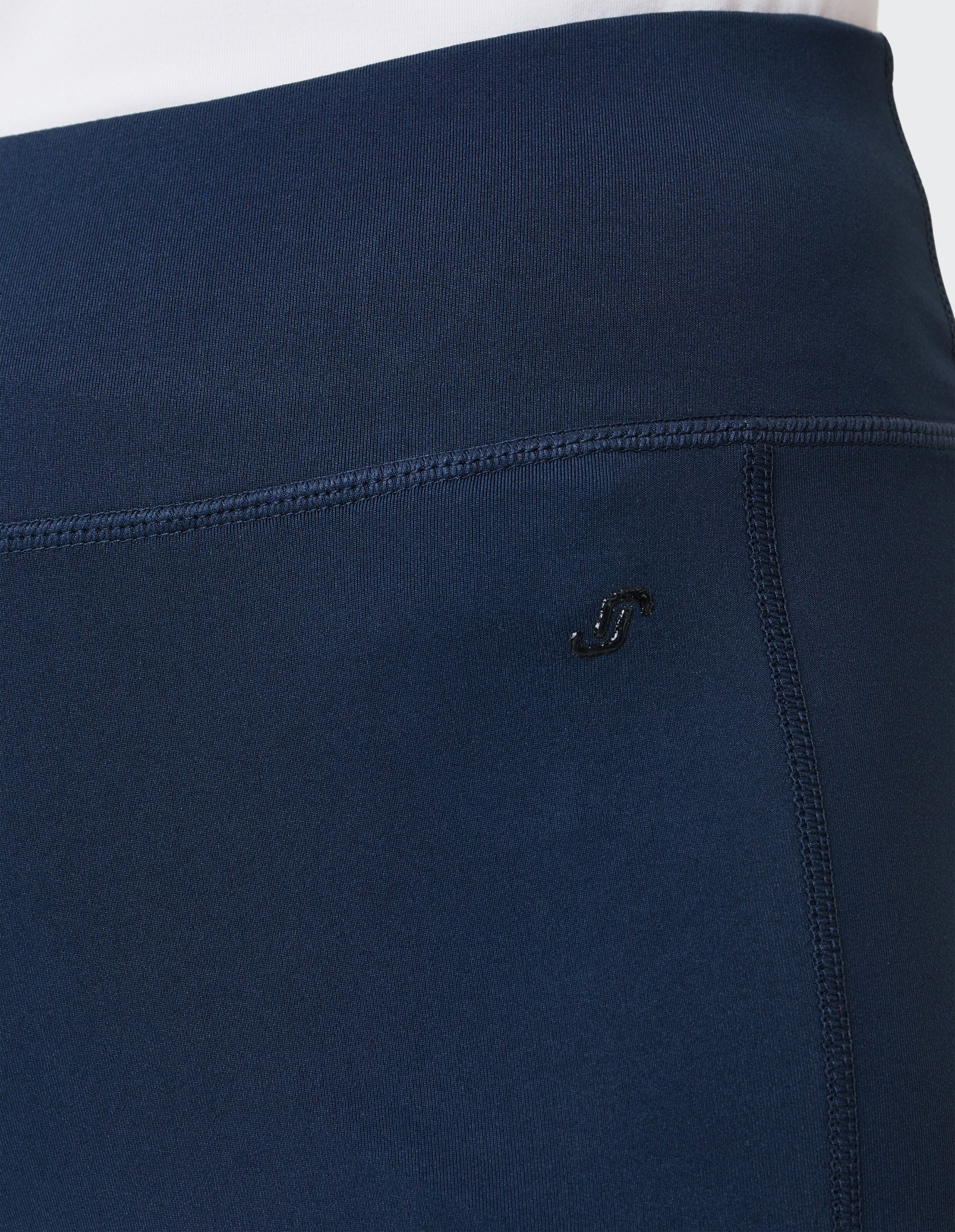 Dunkelblaue, gerade geschnittene Sporthose mit hohem elastischem Bund aus weichem Material, perfekt für Bewegung und Komfort.