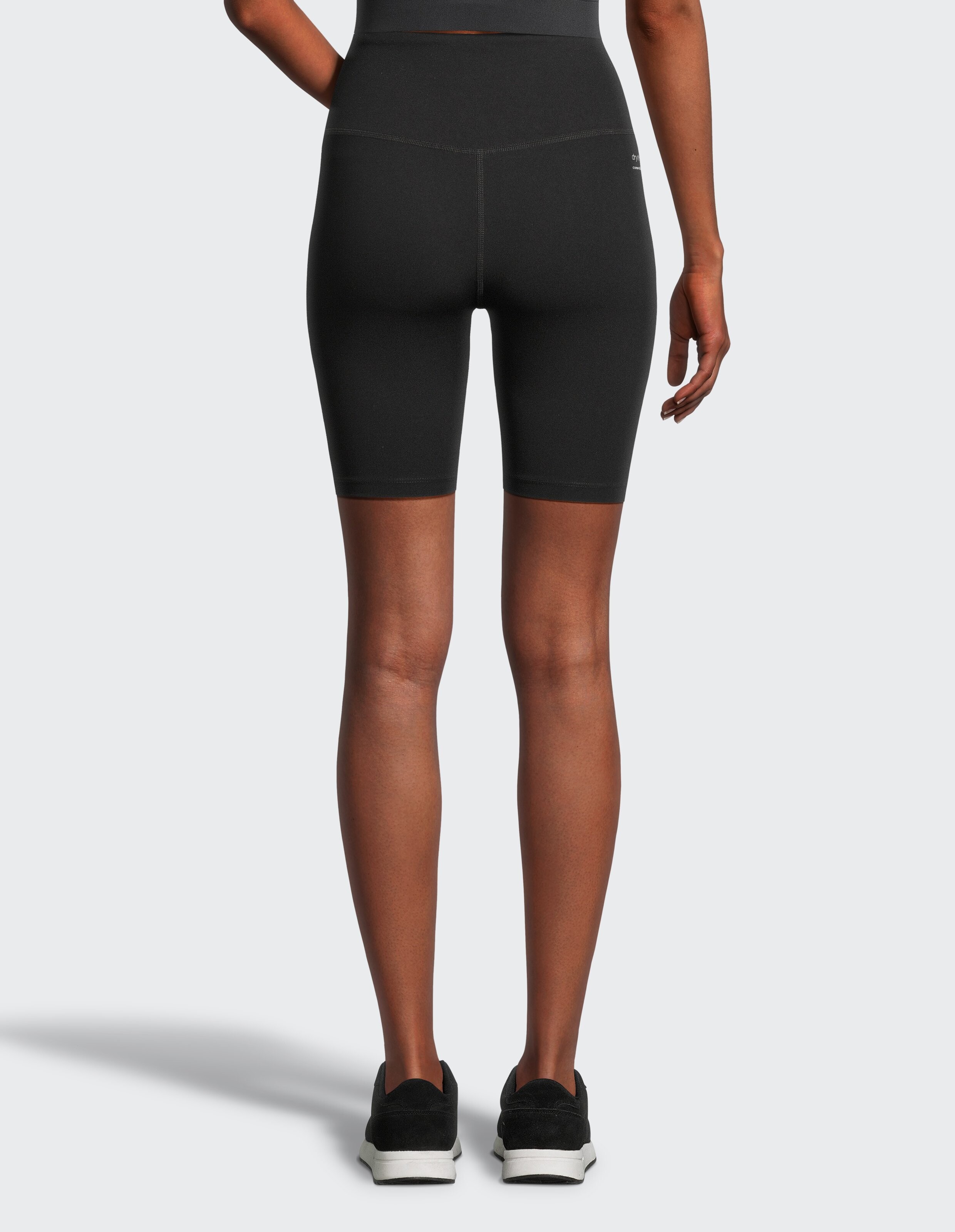 Rückansicht einer schwarzen Biker-Shorts mit hoher Taille für lässige Lounge- oder Aktivkleidung.