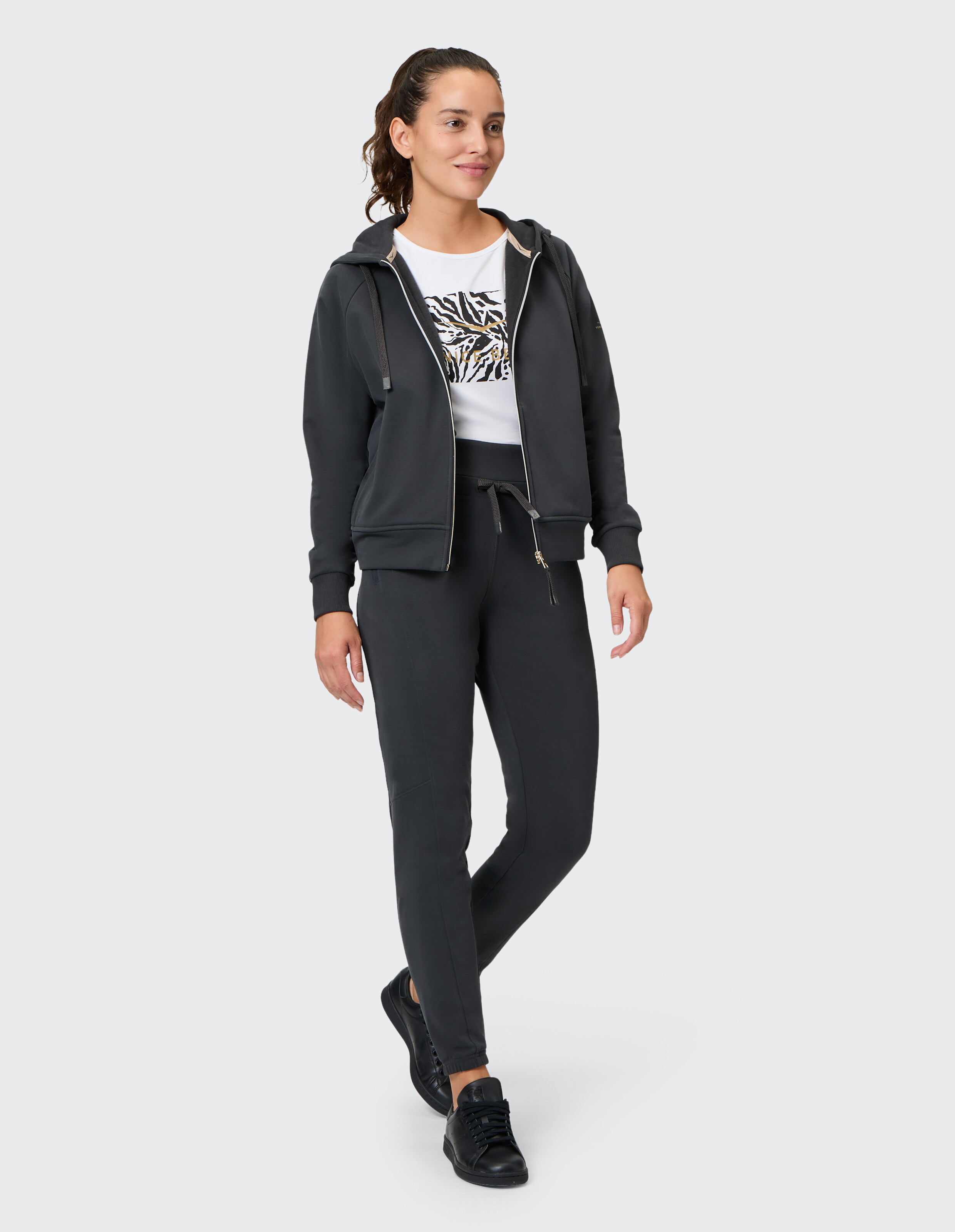 Frau trägt eine schwarze Venice Beach Sweatjacke Dillah für einen gemütlichen, lässigen Look.