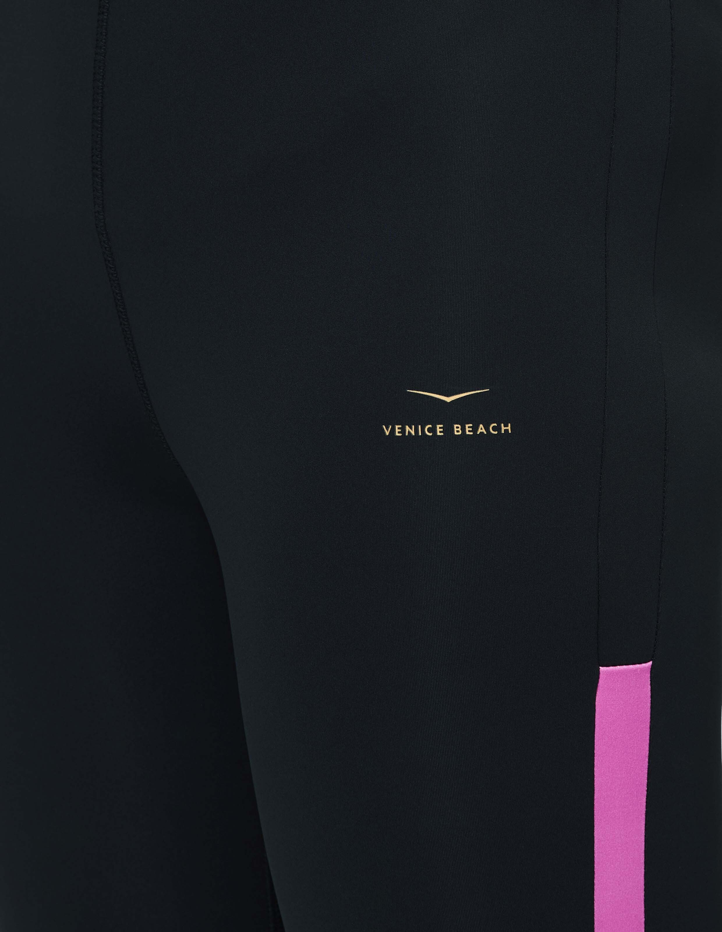 Nahaufnahme einer schwarzen Leggings mit rosa Akzenten und dem Logo von Venice Beach.