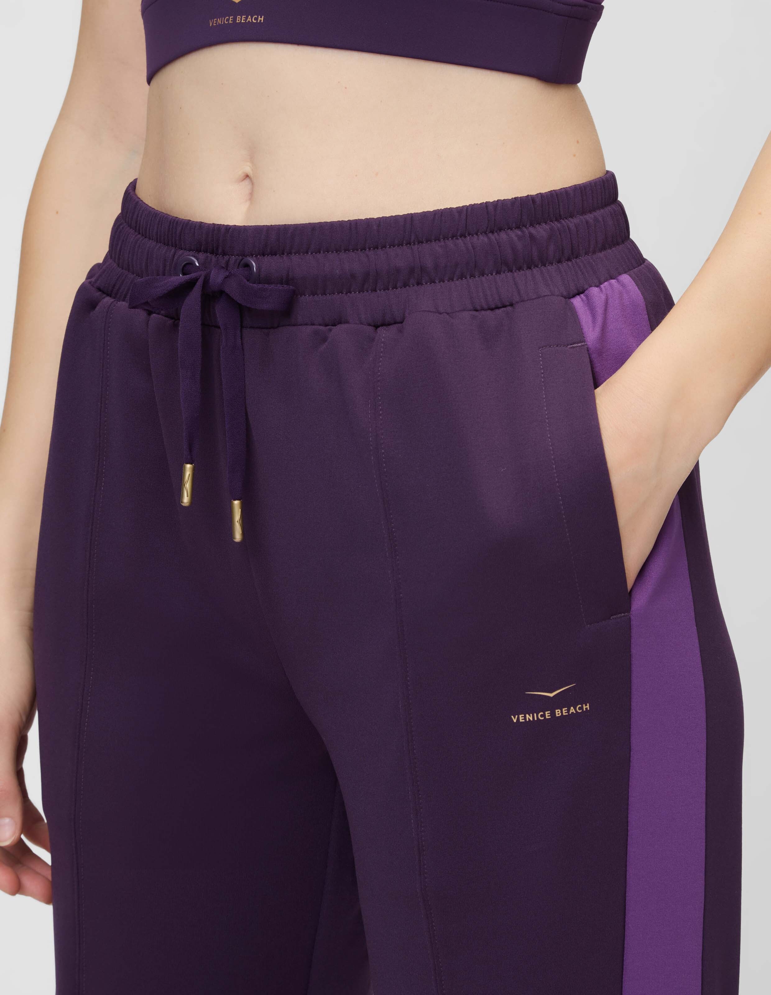 Lilafarbene Lounge-Jogginghose von Venice Beach mit Seitenstreifen und Kordelzug in der Taille.