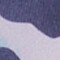 Nahaufnahme eines weichen Stoffes mit einem marineblauen und hellblauen abstrakten Muster.