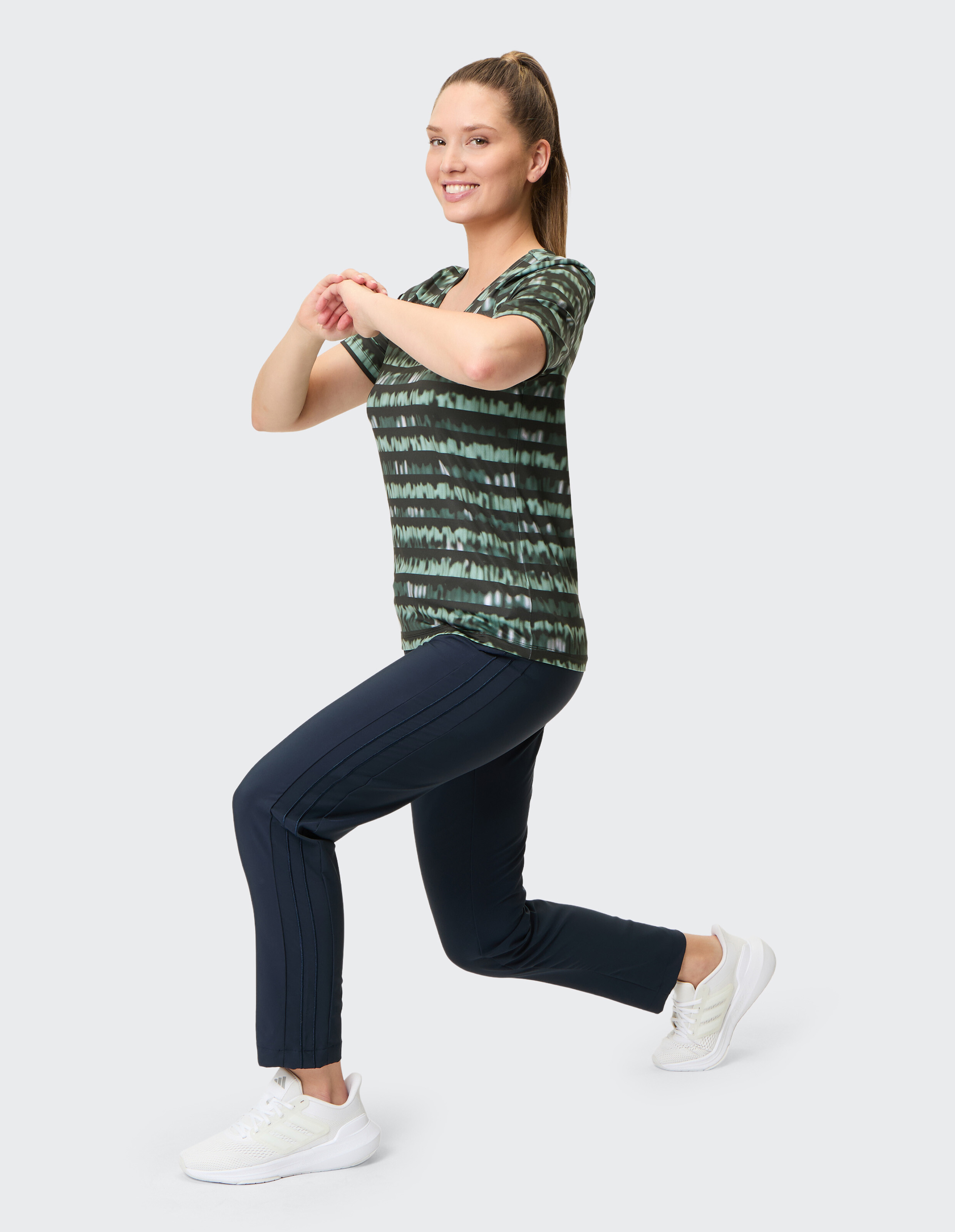 Kurzärmeliges T-Shirt mit grün-schwarz gestreiftem, verschwommenem Muster und rundem Ausschnitt, modern und sportlich designt.