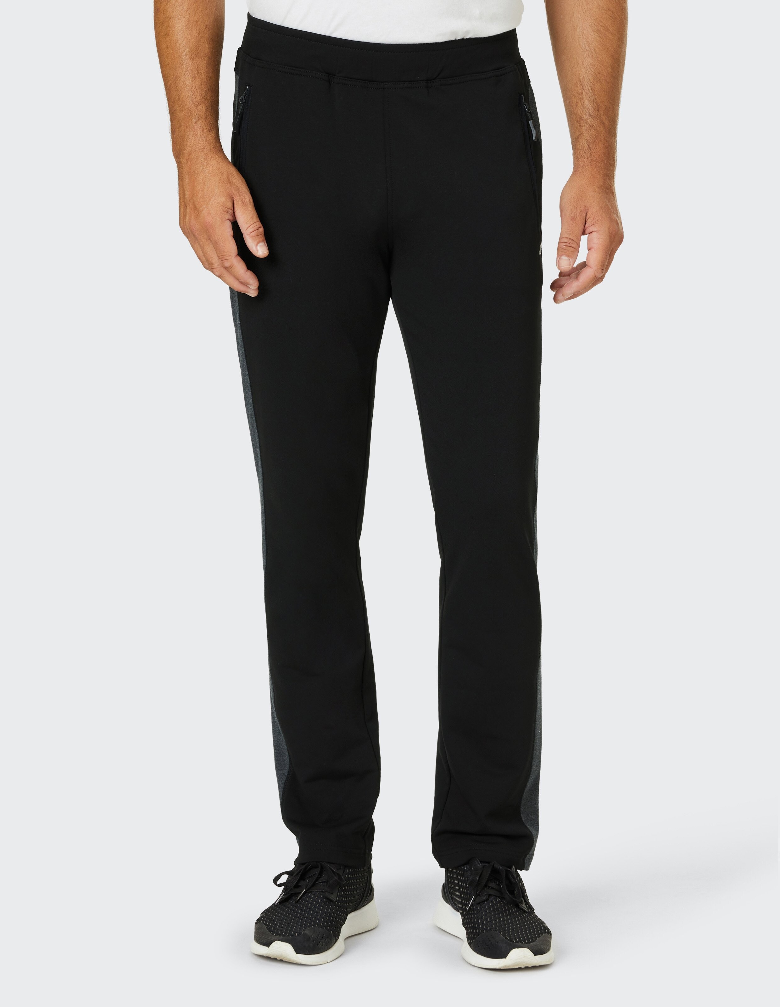 Schwarze Freizeithose für Herren mit Seitentaschen und kontrastierenden grauen Streifen.