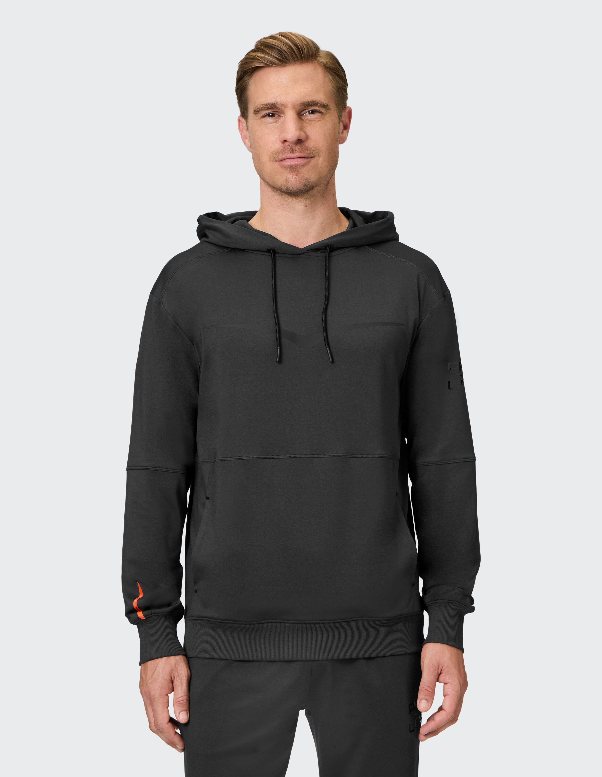 Schwarzer Herren-Kapuzenpullover mit verstellbarem Kordelzug und sportlichem Design.