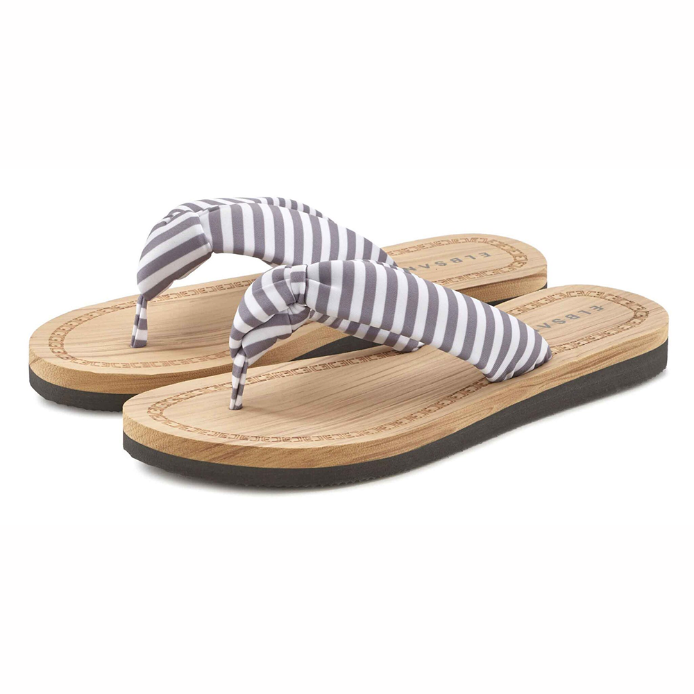 Gemütliche gestreifte Flip-Flops mit Holzsohle, perfekt für lässige Sommerkleidung.