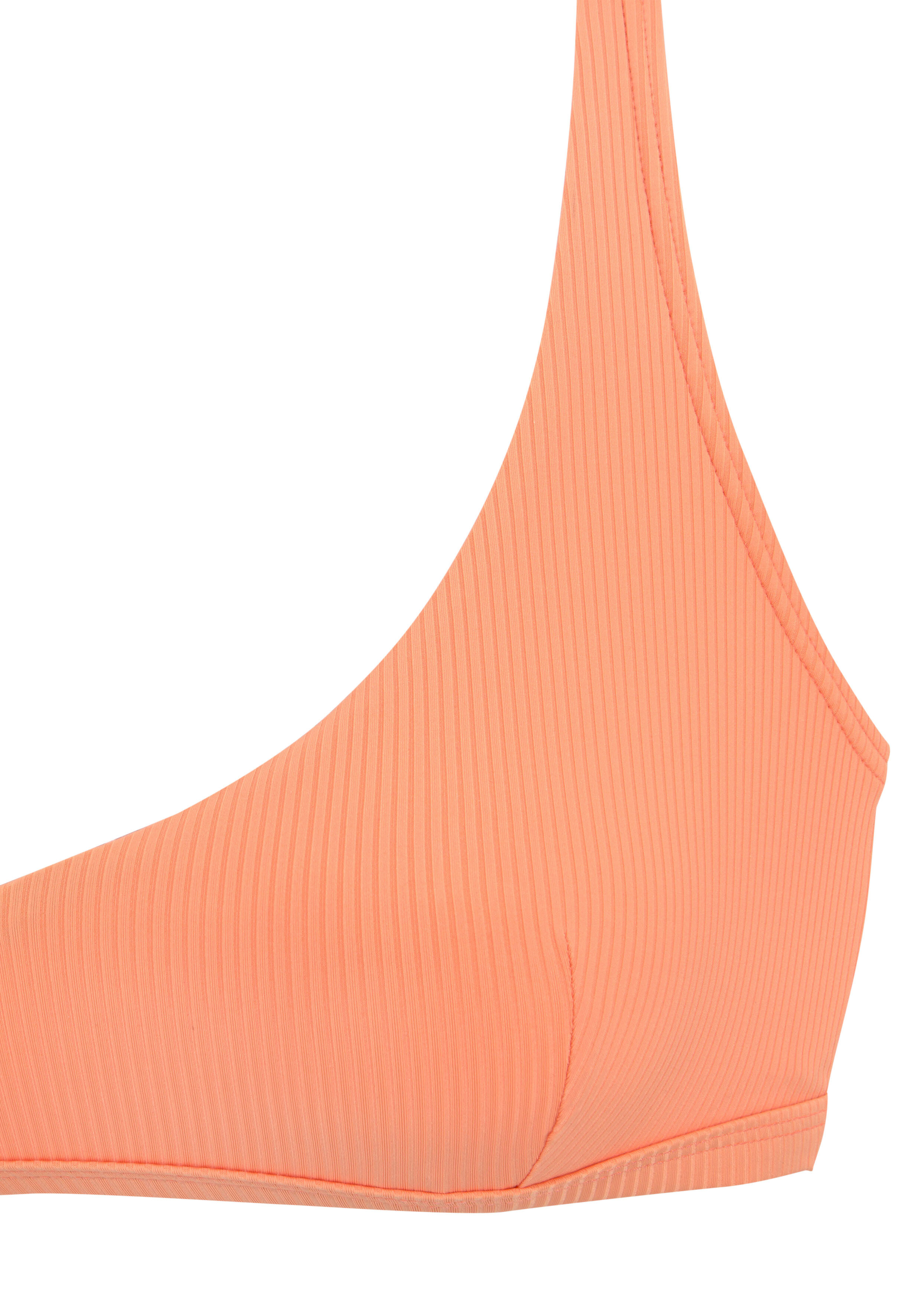 Nahaufnahme eines gerippten Korallen-Bikinioberteils, perfekt zum Entspannen im Sommer und für Strandreisen.