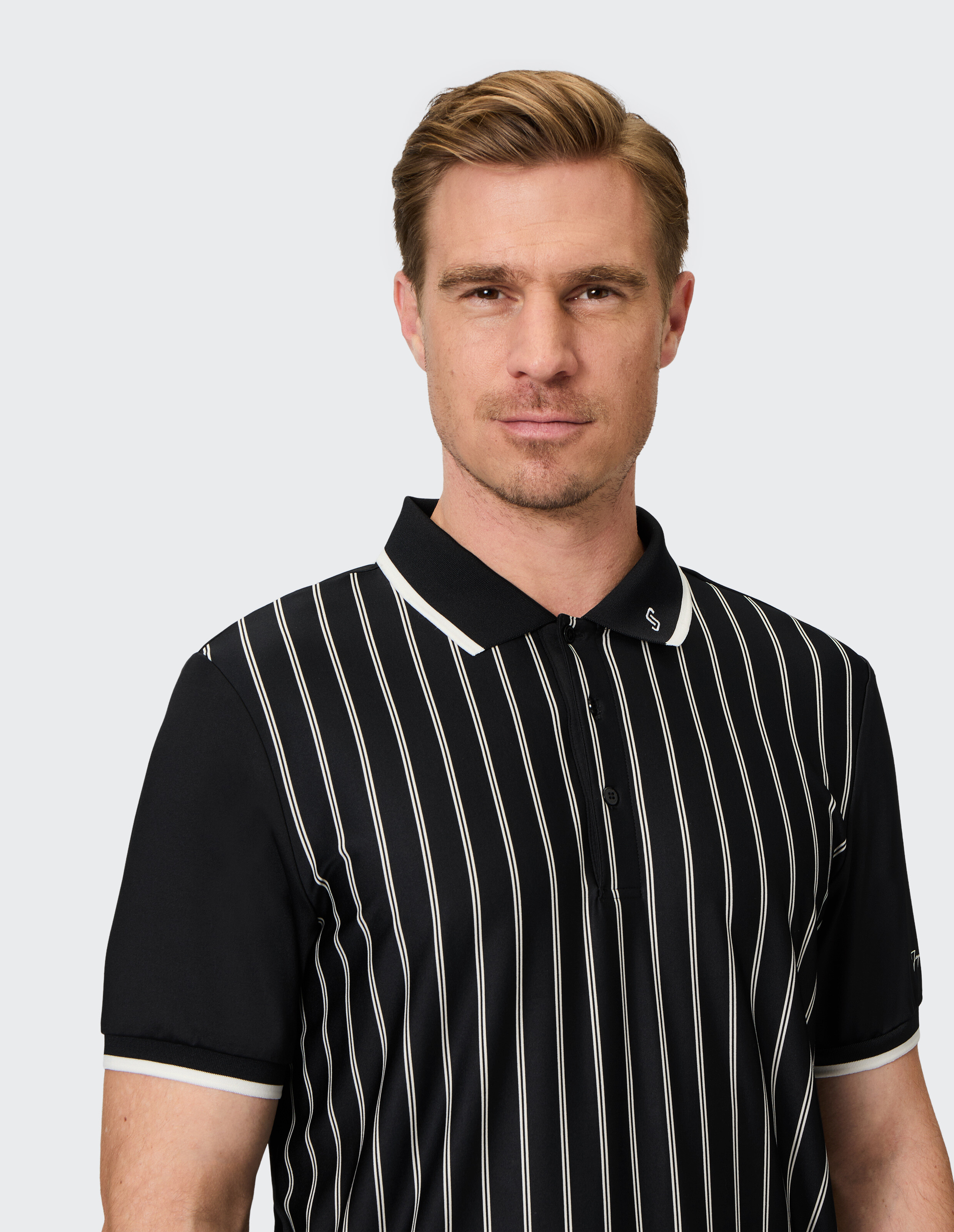 Schwarz gestreiftes Herrenpoloshirt mit weißen Akzenten, perfekt für Freizeitausflüge.