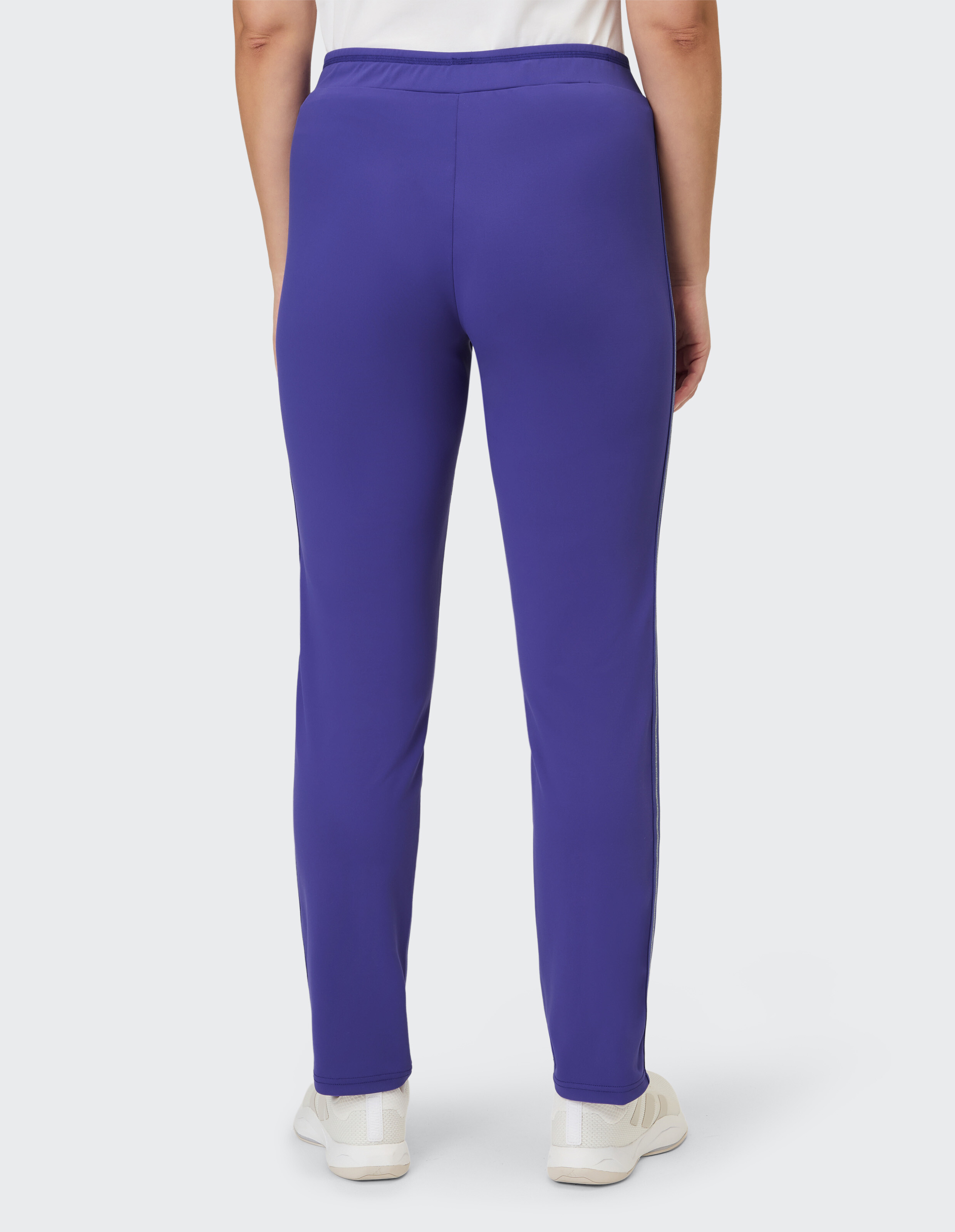 Rückansicht einer lila Freizeithose, perfekt zum Faulenzen oder für Freizeitausflüge.