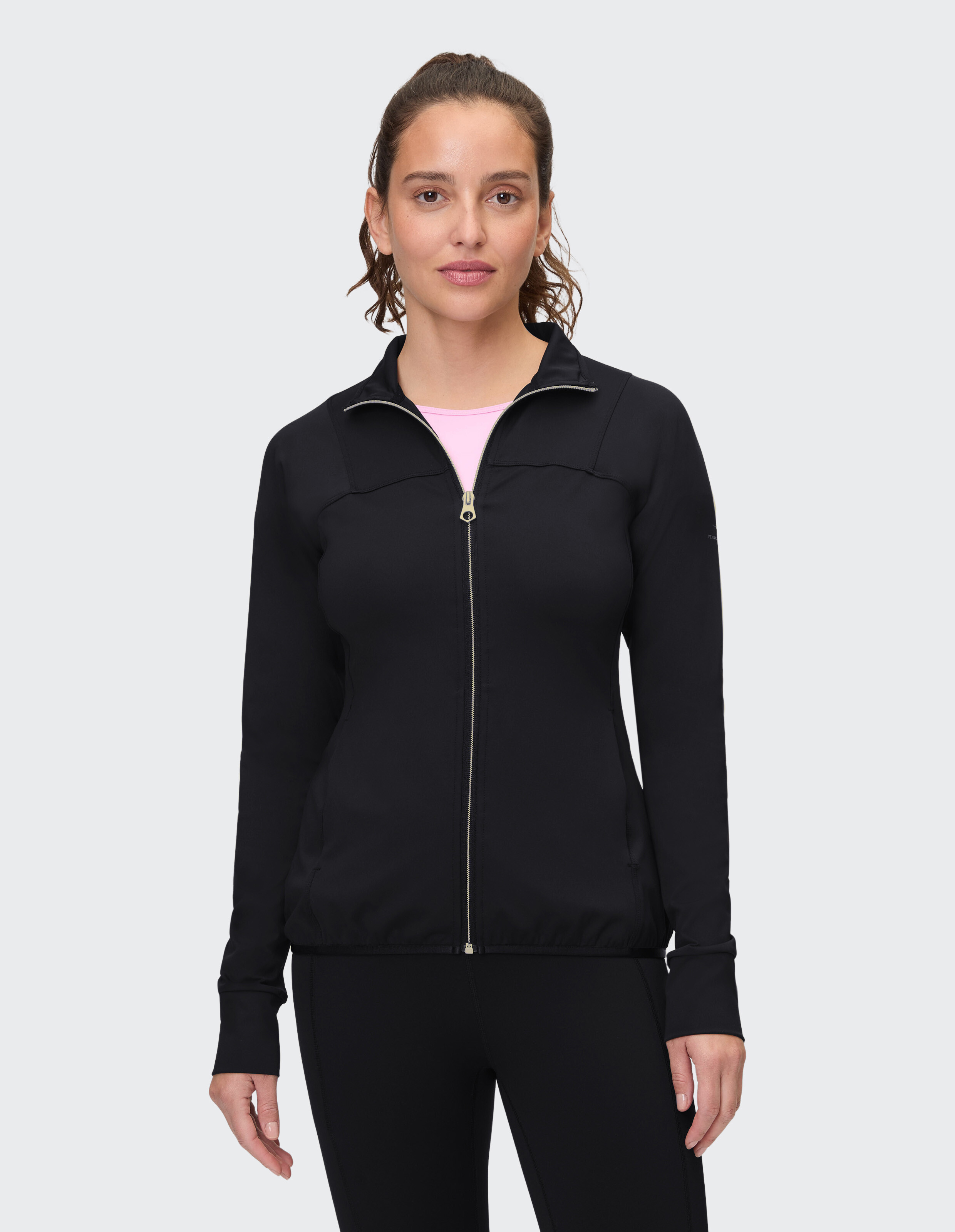Frau trägt eine schwarze Funktionsjacke von Venice Beach Beven für Freizeitkleidung.